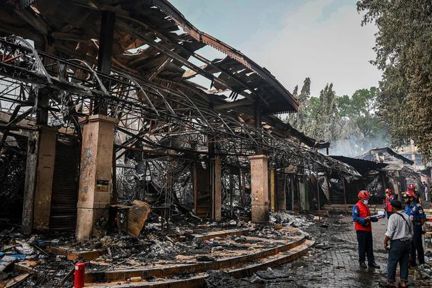 Petugas Penanggulangan Kebakaran dan Penyelamatan (Gulkarmat) meninjau lokasi bekas kebakaran di Pasar Taman Puring, Kebayoran Baru, Jakarta, Selasa (29/7/2025). Sudin Gulkarmat Jakarta Selatan mencatat sebanyak 552 kios ludes terbakar dengan taksiran kerugian sekitar Rp30 miliar.