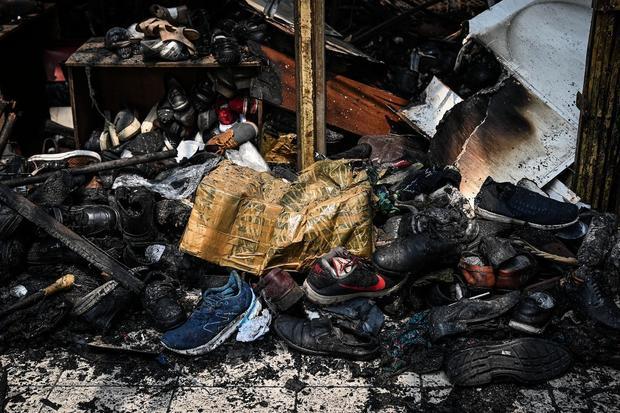 Sepatu dagangan yang terbakar dalam kebakaran di Pasar Taman Puring, Kebayoran Baru, Jakarta, Selasa (29/7/2025). Sudin Gulkarmat Jakarta Selatan mencatat sebanyak 552 kios ludes terbakar dengan taksiran kerugian sekitar Rp30 miliar.