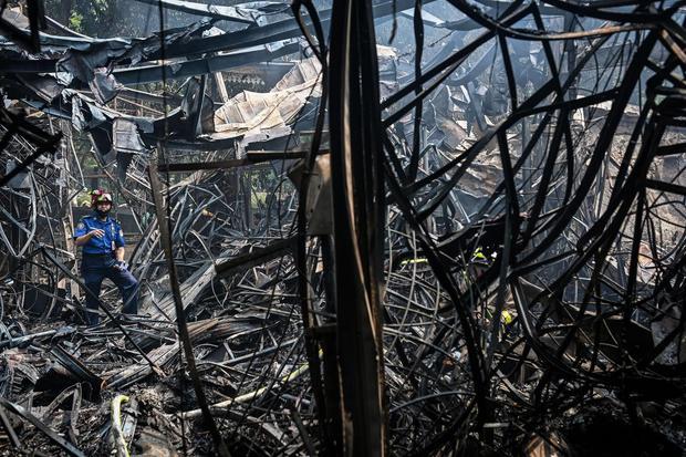 Petugas Penanggulangan Kebakaran dan Penyelamatan (Gulkarmat) meninjau lokasi bekas kebakaran di Pasar Taman Puring, Kebayoran Baru, Jakarta, Selasa (29/7/2025). Sudin Gulkarmat Jakarta Selatan mencatat sebanyak 552 kios ludes terbakar dengan taksiran kerugian sekitar Rp30 miliar.