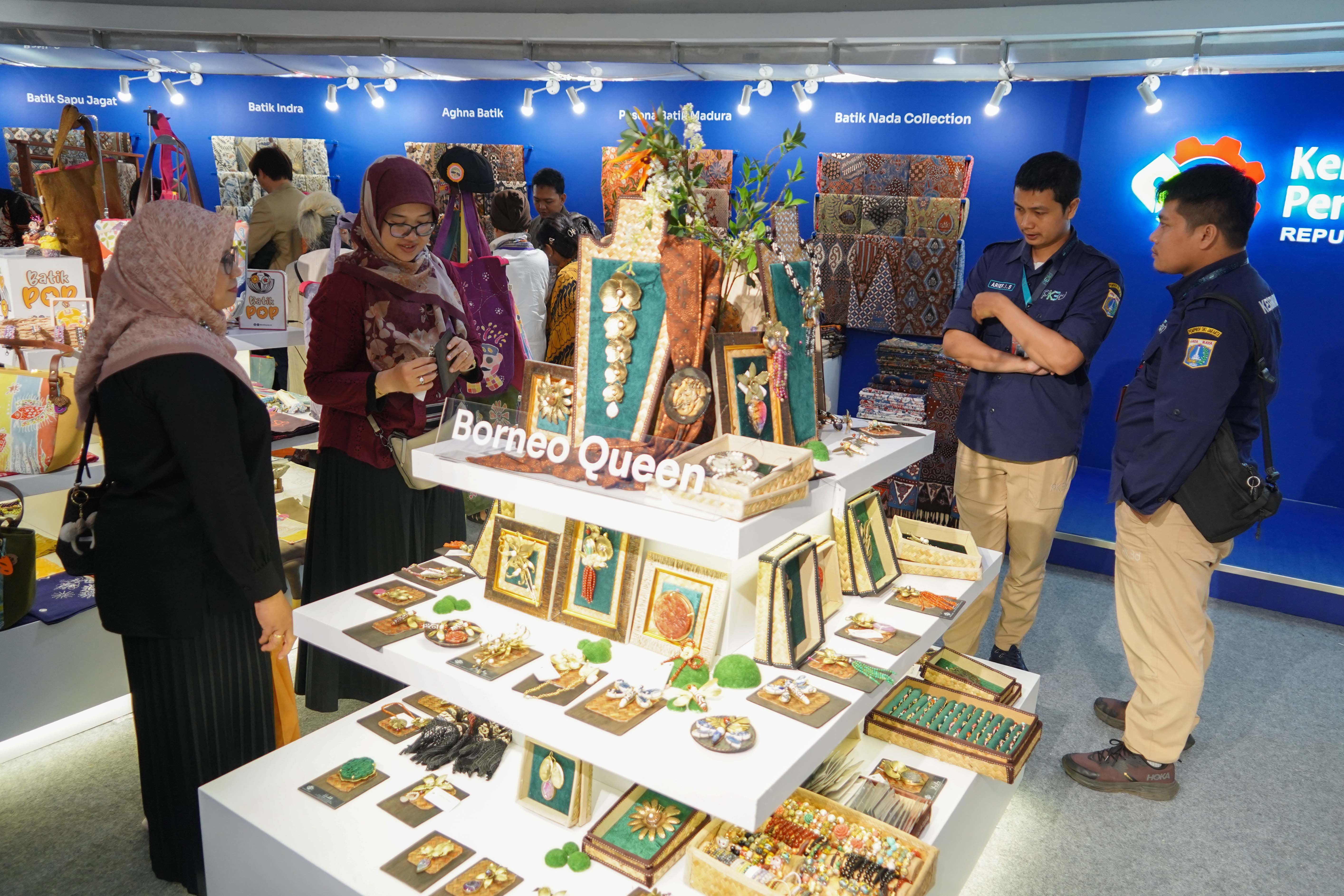Pengunjung melihat kerajinan bermotif batik pada Gelar Batik Nusantara 2025 di Pasaraya Blok M, Jakarta Selatan, Kamis (31/7/2025). Acara yang mengusung tema \