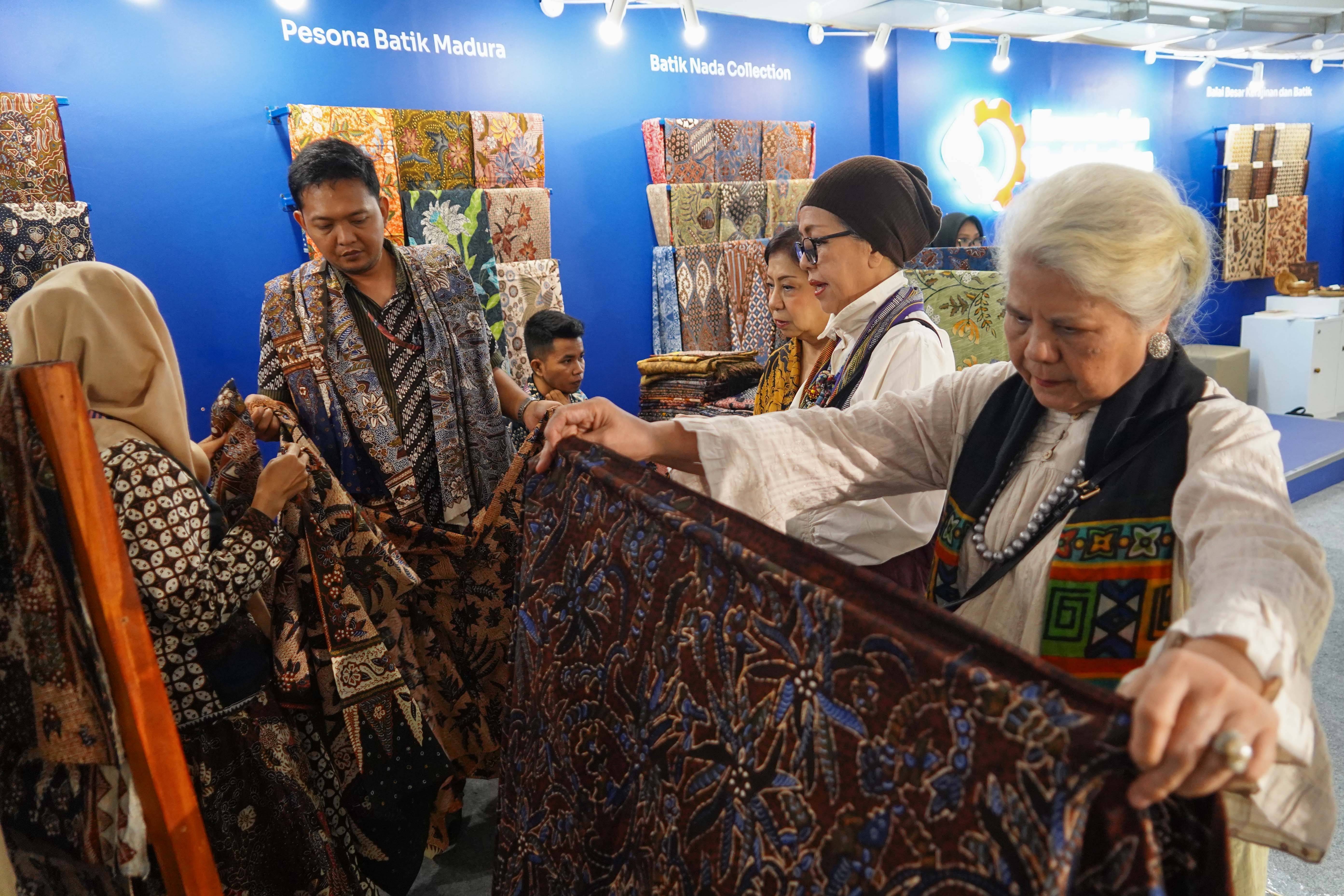 Pengunjung melihat kain batik pada Gelar Batik Nusantara 2025 di Pasaraya Blok M, Jakarta Selatan, Kamis (31/7/2025). Acara yang mengusung tema \