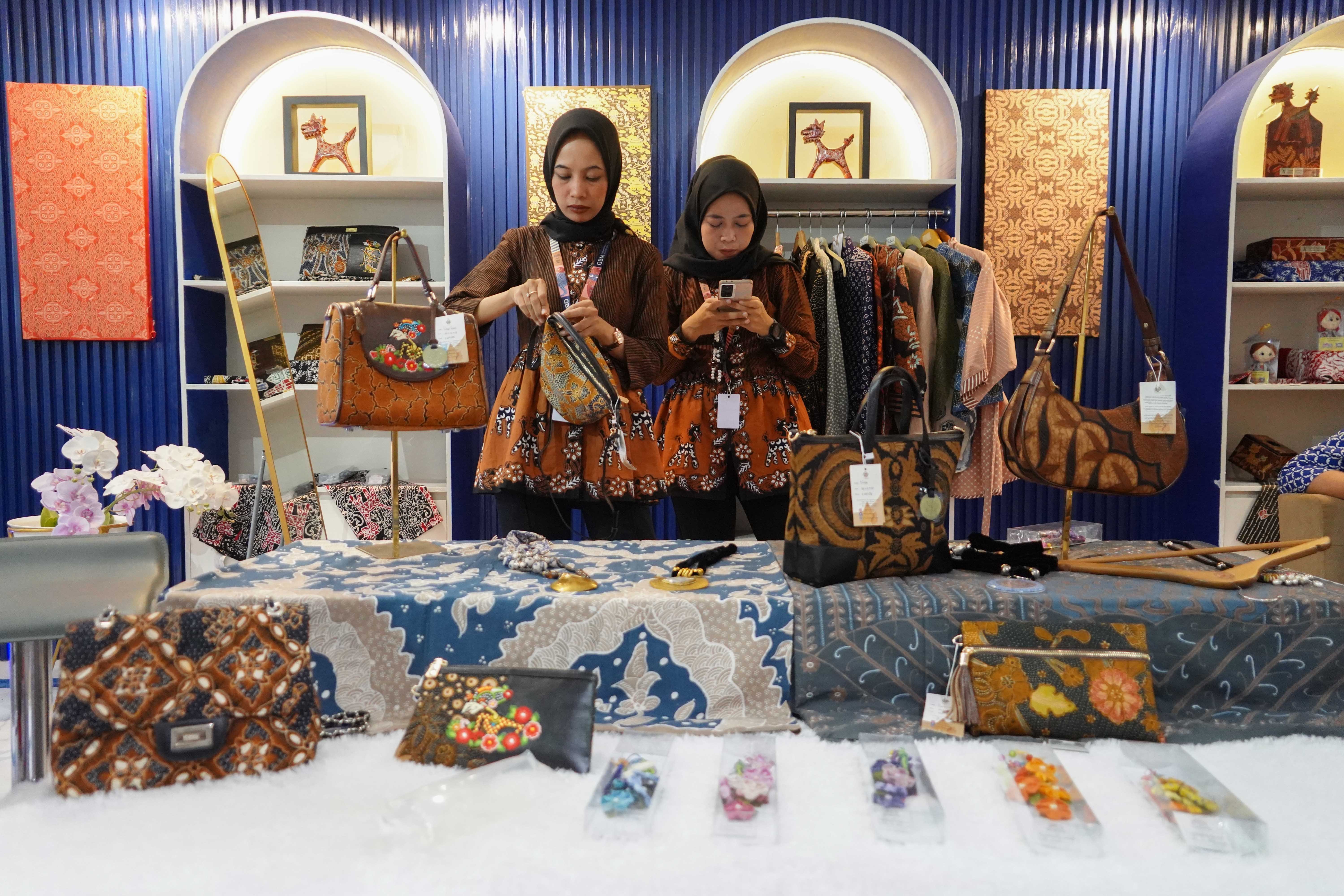 Pelaku UMKM merapikan produk kerajinan bermotif batik pada Gelar Batik Nusantara 2025 di Pasaraya Blok M, Jakarta Selatan, Kamis (31/7/2025). Acara yang mengusung tema \