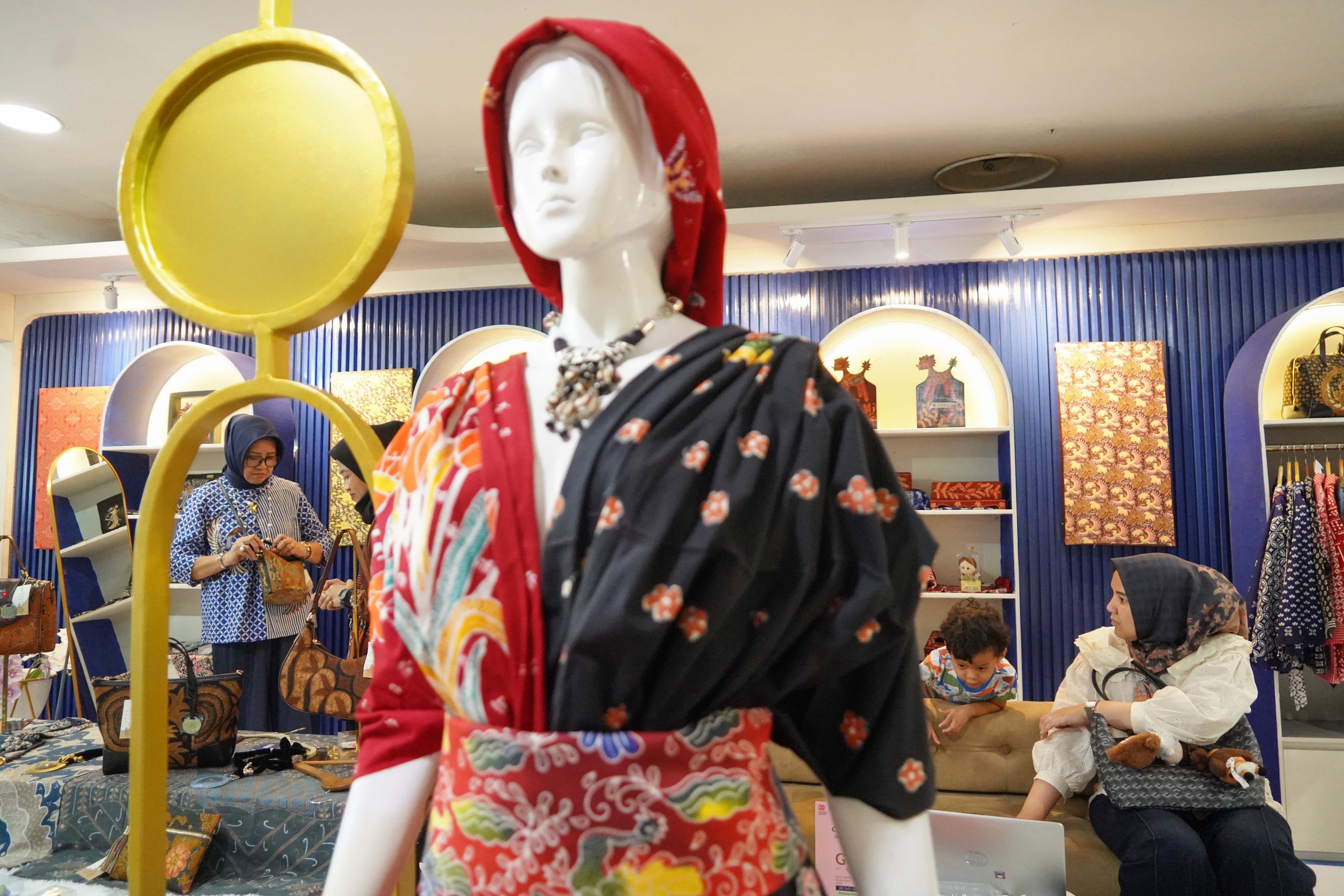 Pengunjung melihat kerajinan bermotif batik pada Gelar Batik Nusantara 2025 di Pasaraya Blok M, Jakarta Selatan, Kamis (31/7/2025). Acara yang mengusung tema \