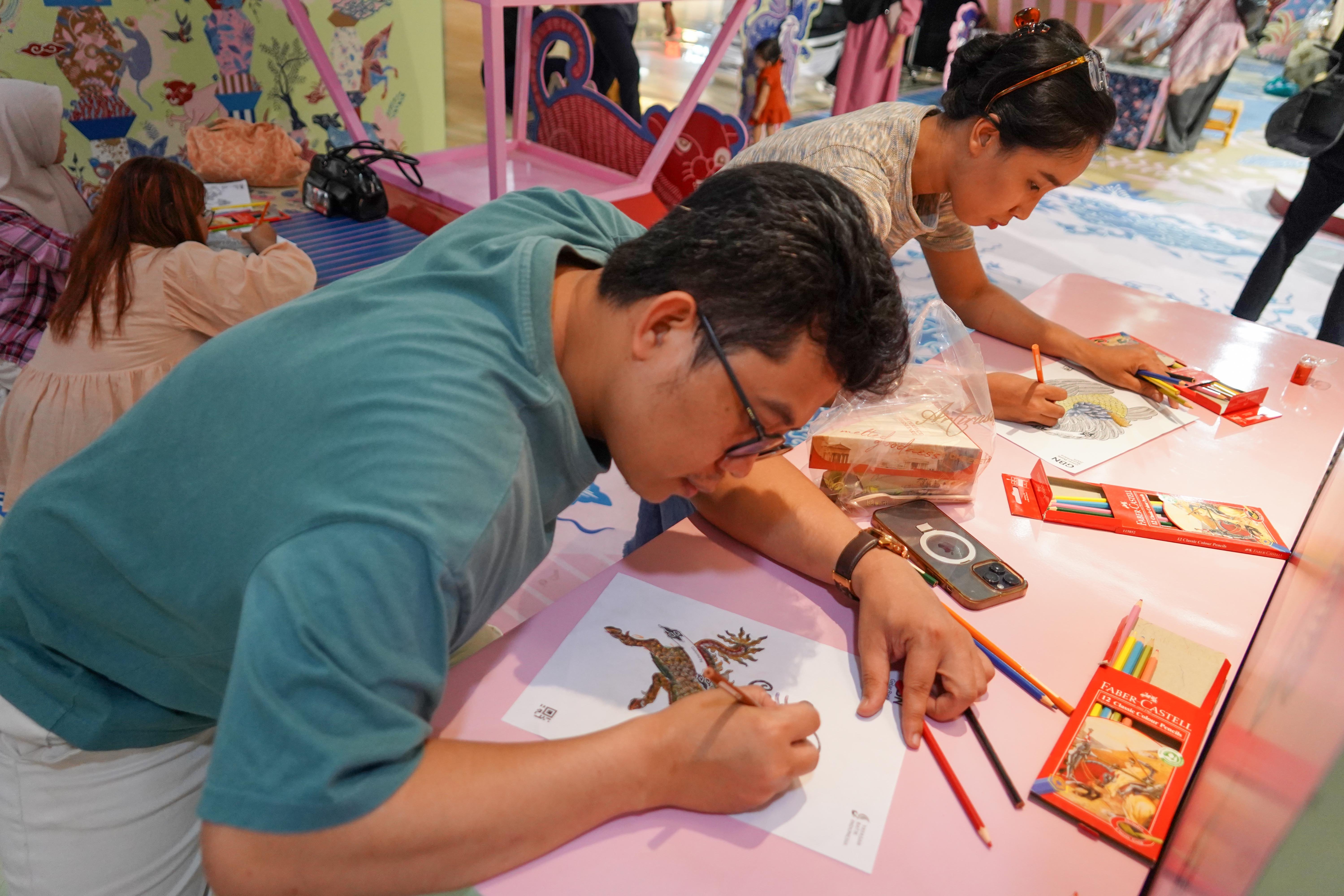 Pengunjung mewarnai kertas bermotif batik pada Gelar Batik Nusantara 2025 di Pasaraya Blok M, Jakarta Selatan, Kamis (31/7/2025). Acara yang mengusung tema \