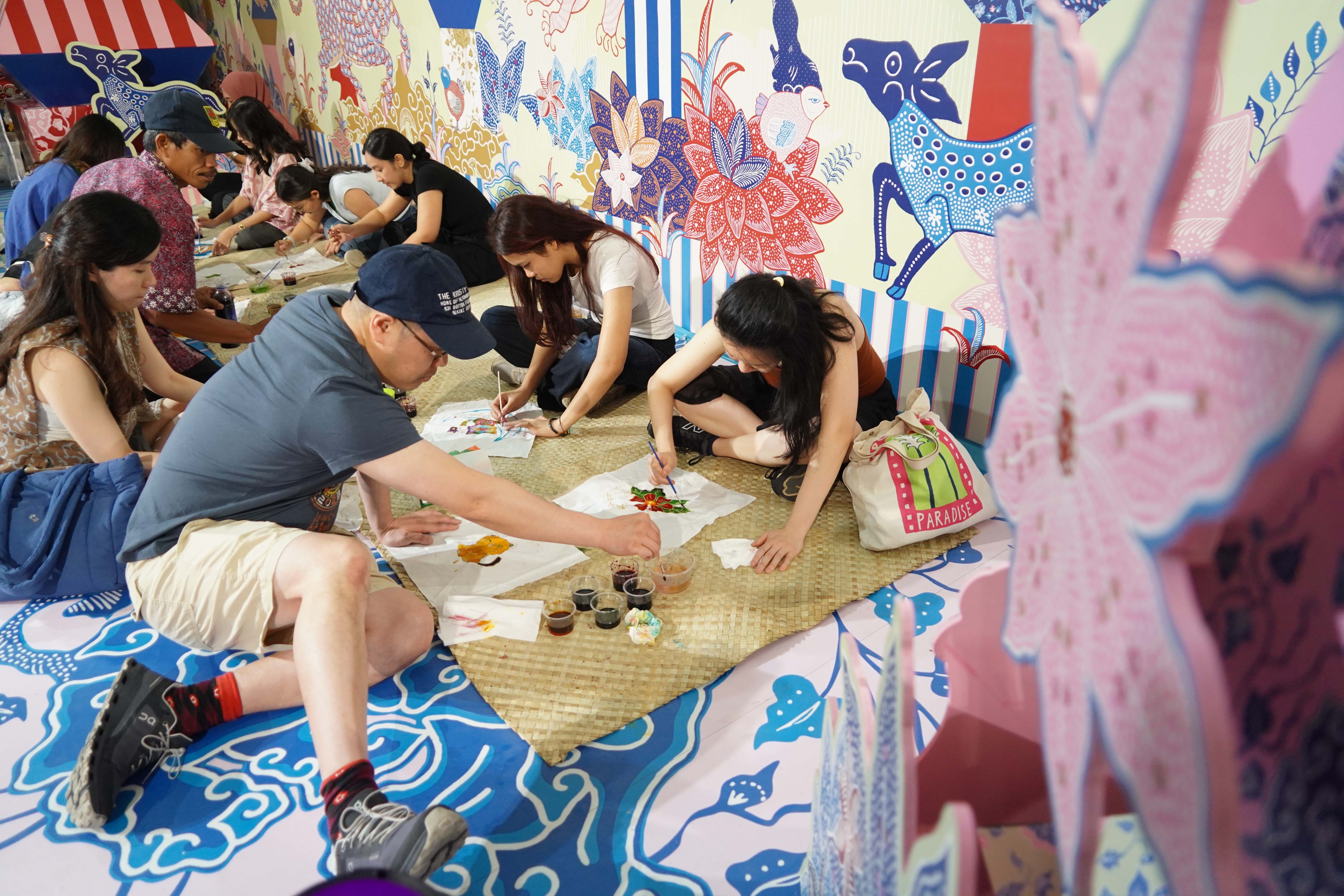 Pengunjung mengikuti workshop membatik pada Gelar Batik Nusantara 2025 di Pasaraya Blok M, Jakarta Selatan, Kamis (31/7/2025). Acara yang mengusung tema \