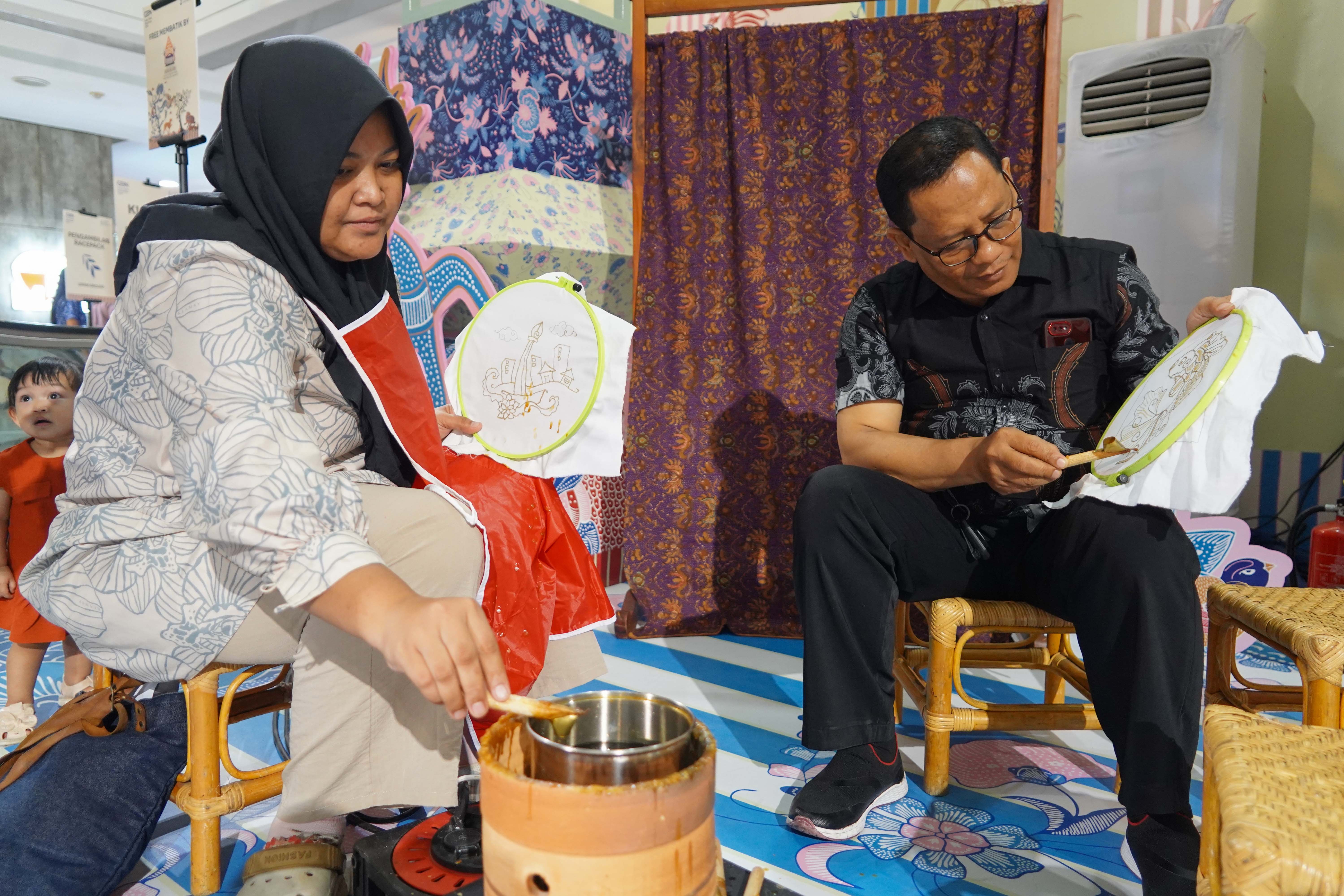 Pengunjung mengikuti workshop batik tulis pada Gelar Batik Nusantara 2025 di Pasaraya Blok M, Jakarta Selatan, Kamis (31/7/2025). Acara yang mengusung tema \