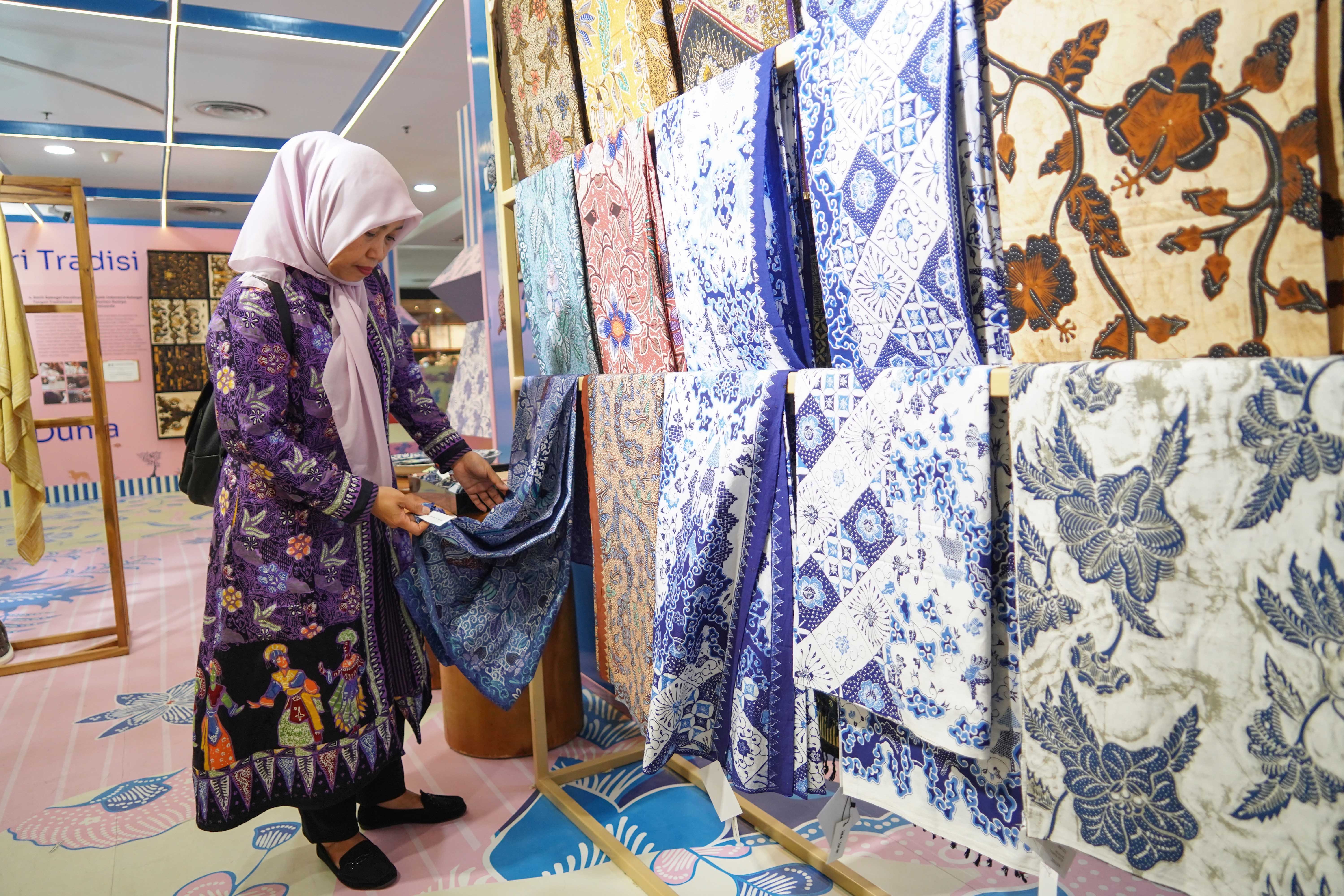 Pengunjung melihat kain batik yang dipamerkan pada Gelar Batik Nusantara 2025 di Pasaraya Blok M, Jakarta Selatan, Kamis (31/7/2025). Acara yang mengusung tema \