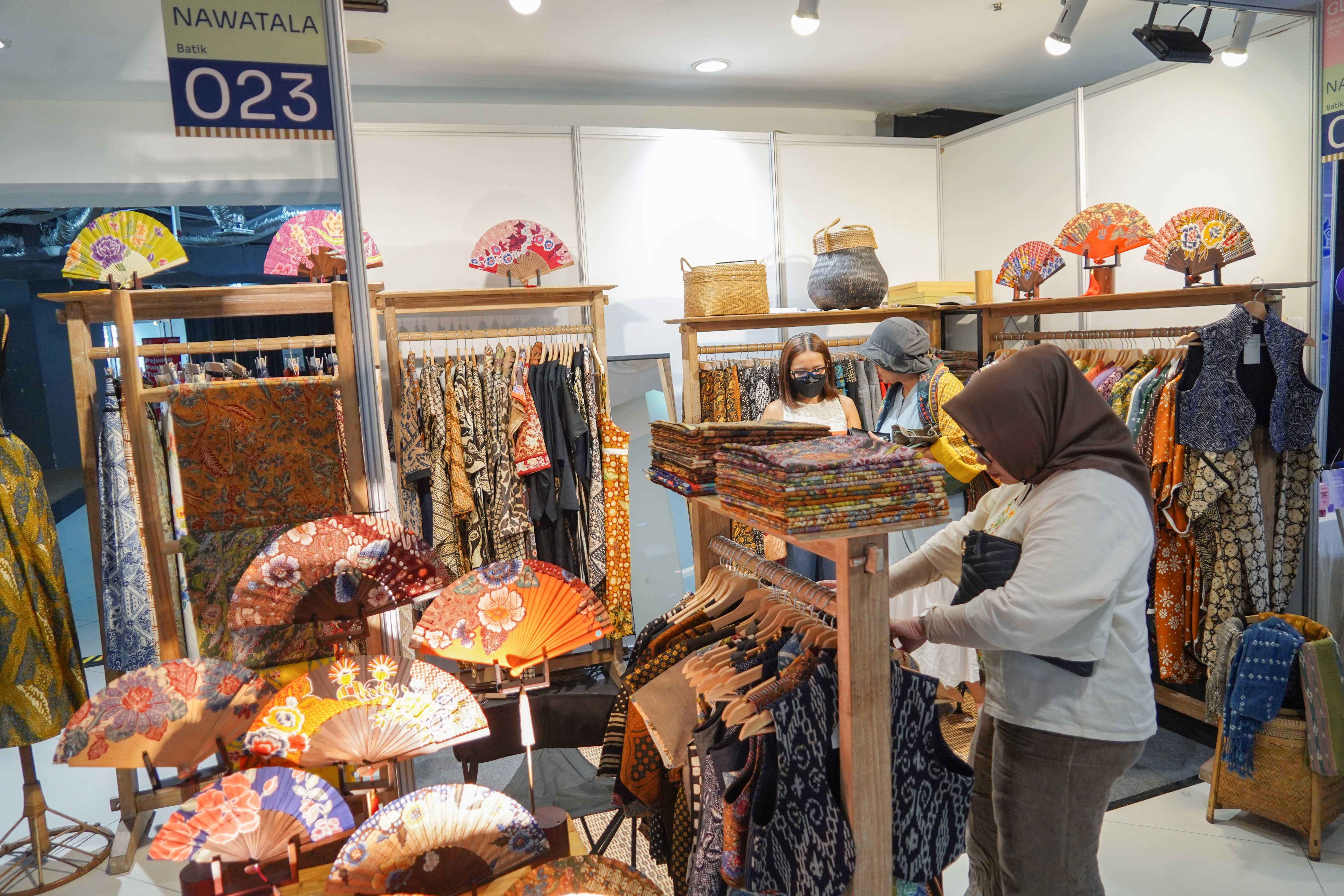 Pengunjung melihat busana bermotif batik yang dipamerkan pada Gelar Batik Nusantara 2025 di Pasaraya Blok M, Jakarta Selatan, Kamis (31/7/2025). Acara yang mengusung tema \