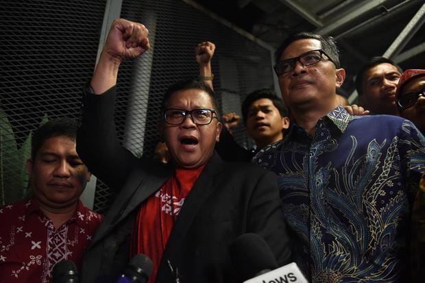 Terdakwa kasus dugaan suap Pergantian Antarwaktu (PAW) untuk anggota DPR Harun Masiku dan perintangan penyidikan, Hasto Kristiyanto meninggalkan Rutan Kelas I Jakarta Timur Cabang Rutan KPK, Jakarta, Jumat (1/8/2025). Hasto dibebaskan usai mendapatkan amnesti dari Presiden Prabowo Subianto yang disetujui oleh DPR pada Kamis (31/7).