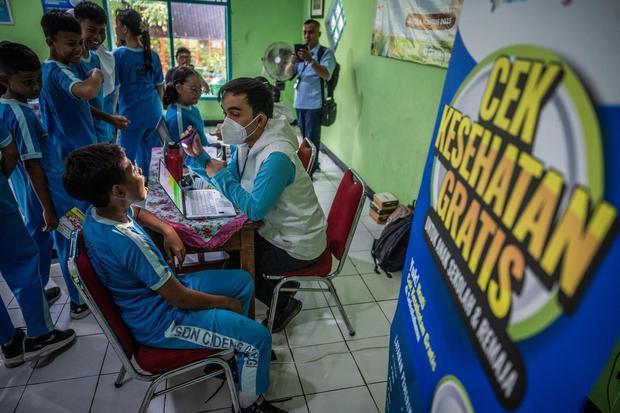 Petugas kesehatan memeriksa kondisi gigi siswa saat pelaksanaan program Cek Kesehatan Gratis (CKG) Sekolah di SD Negeri 2 Cideng, Jakarta, Senin (4/8/2025). Pemerintah mulai melaksanakan program CKG Sekolah serentak dengan target pada tahun 2025 sebanyak 53 juta peserta didik mengikuti program CKG di seluruh Indonesia sebagai upaya deteksi dini penyakit tidak menular dan tumbuh kembang.