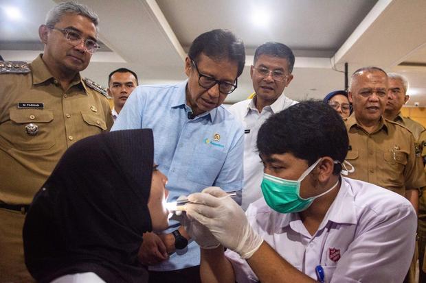 Menteri Kesehatan RI Budi Gunadi Sadikin (kedua kiri) didampingi Wakil Gubernur Jawa Barat Erwan Setiawan (kedua kanan) dan Wali Kota Bandung M. Farhan (kiri) meninjau pemeriksaan kesehatan gratis di SMPN 5, Bandung, Jawa Barat, Senin (4/8/2025). Peninjauan tersebut guna memastikan pelaksanaan program cek kesehatan gratis bagi anak sekolah tepat sasaran guna menjalan UU No. 17 Tahun 2023 tentang kesehatan dan Program Hasil Terbaik Cerpat untuk mewujudkan anak Indonesia sehat menuju generasi emas 2045