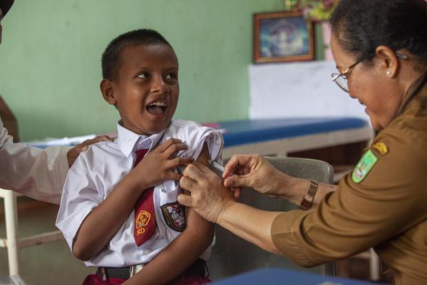Petugas Puskesmas Botania Kota Batam menyuntikkan vaksin TD (Tetanus Diphteria) kepada siswa pada layanan Cek Kesehatan Gratis (CKG) di SD Nusa indah, Batam, Kepulauan Riau, Senin (4/8/2025). Program layanan CKG yang menargetkan sekitar 200 ribu siswa aktif jenjang SD hingga SMA sederajat se-Kota Batam tersebut sebagai langkah pencegahan masalah kesehatan sejak usia sekolah.