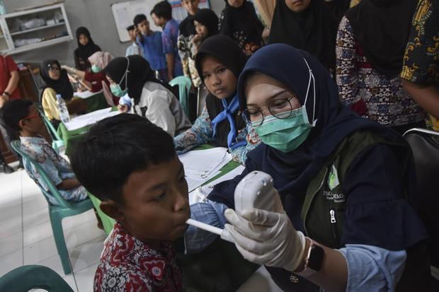 Tenaga medis memeriksa pernapasan siswa saat Cek Kesehatan Gratis (CKG) Sekolah di SMP Negeri 1 Ciamis, Jawa Barat, Selasa (5/8/2025). Pemerintah mengakselerasi program CKG untuk 53,8 juta siswa usia 7 - 17 tahun tingkat SD, SMP, SMA, SMK, madrasah, pesantren, sekolah rakyat, dan sekolah luar biasa.