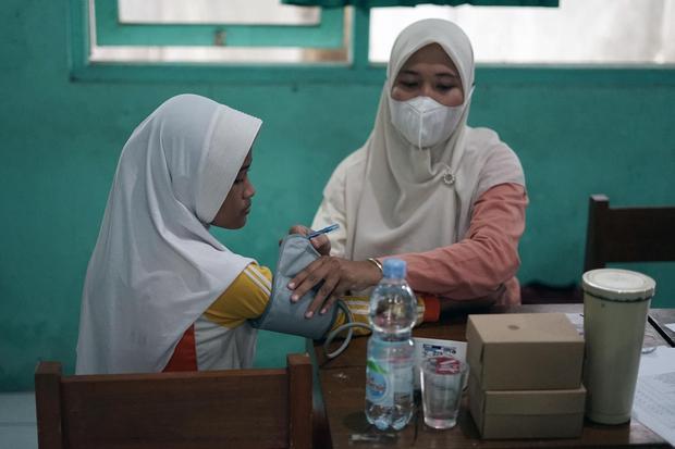 Tenaga medis memeriksa kesehatan pelajar saat Cek Kesehatan Gratis (CKG) di SMP N 13 Kota Pekalongan, Jawa Tengah, Selasa (5/8/2025). Pemerintah menargetkan sebanyak 58,2 juta warga hingga akhir Agustus mengikuti program Cek Kesehatan Gratis (CKG) dengan data per 4 Agustus 2025 menyasar sebanyak 282.317 sekolah atau institusi pendidikan di Indonesia.
