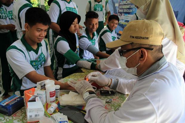 Sejumlah siswa menjalani pemeriksaan gula darah saat pelaksanaan program Cek Kesehatan Gratis (CKG) Anak Sekolah di SMA Taruna Bumi Khatulistiwa, Sungai Raya, Kabupaten Kubu Raya, Kalimantan Barat, Rabu (6/8/2025). CKG yang mencakup skrining kesehatan dan tes kebugaran yang digelar Dinas Kesehatan Kabupaten Kubu Raya tersebut bertujuan memantau kondisi kesehatan siswa agar mereka dapat mengikuti pembelajaran secara optimal, sekaligus menumbuhkan kesadaran hidup sehat sejak dini di lingkungan pendidikan.