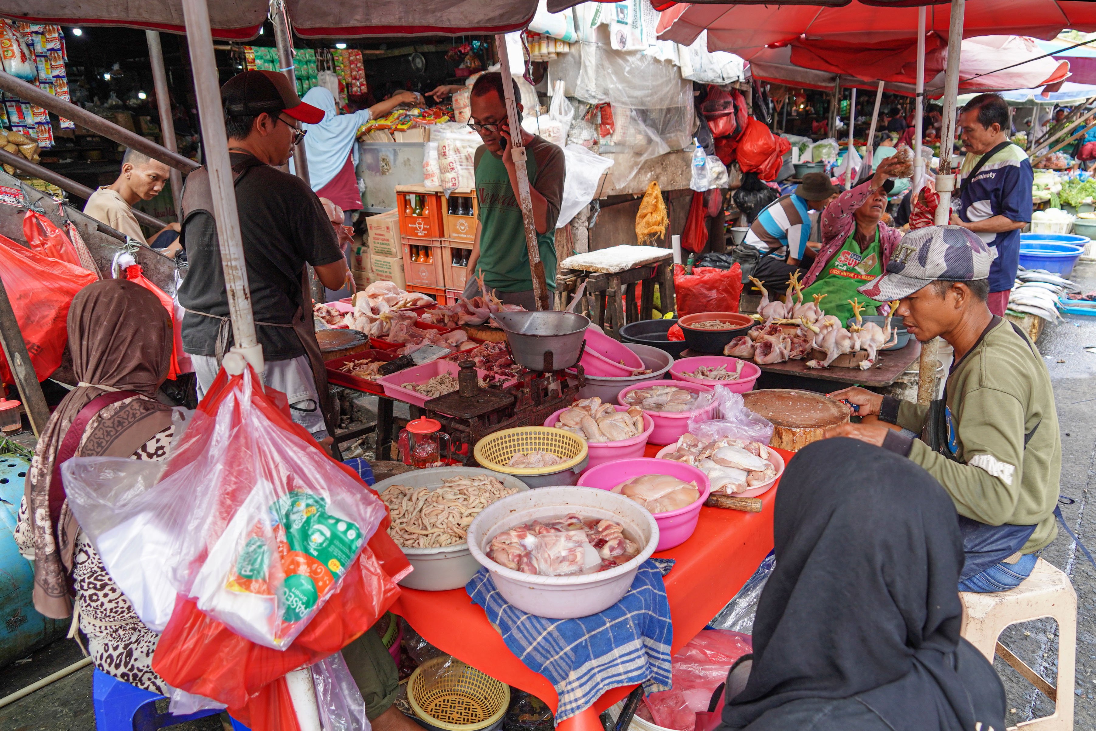 Pedagang melayani warga yang membeli daging ayam di Pasar Kebayoran Lama, Jakarta, Senin (6/8/2025). Badan Pusat Statistik (BPS) mencatat pertumbuhan ekonomi Indonesia pada kuartal II 2025 tumbuh sebesar 5,12% secara tahunan (year on year) yang didorong oleh kinerja positif di hampir seluruh lapangan usaha antara lain industri pengolahan, pertanian, perdagangan, konstruksi, dan pertambangan.