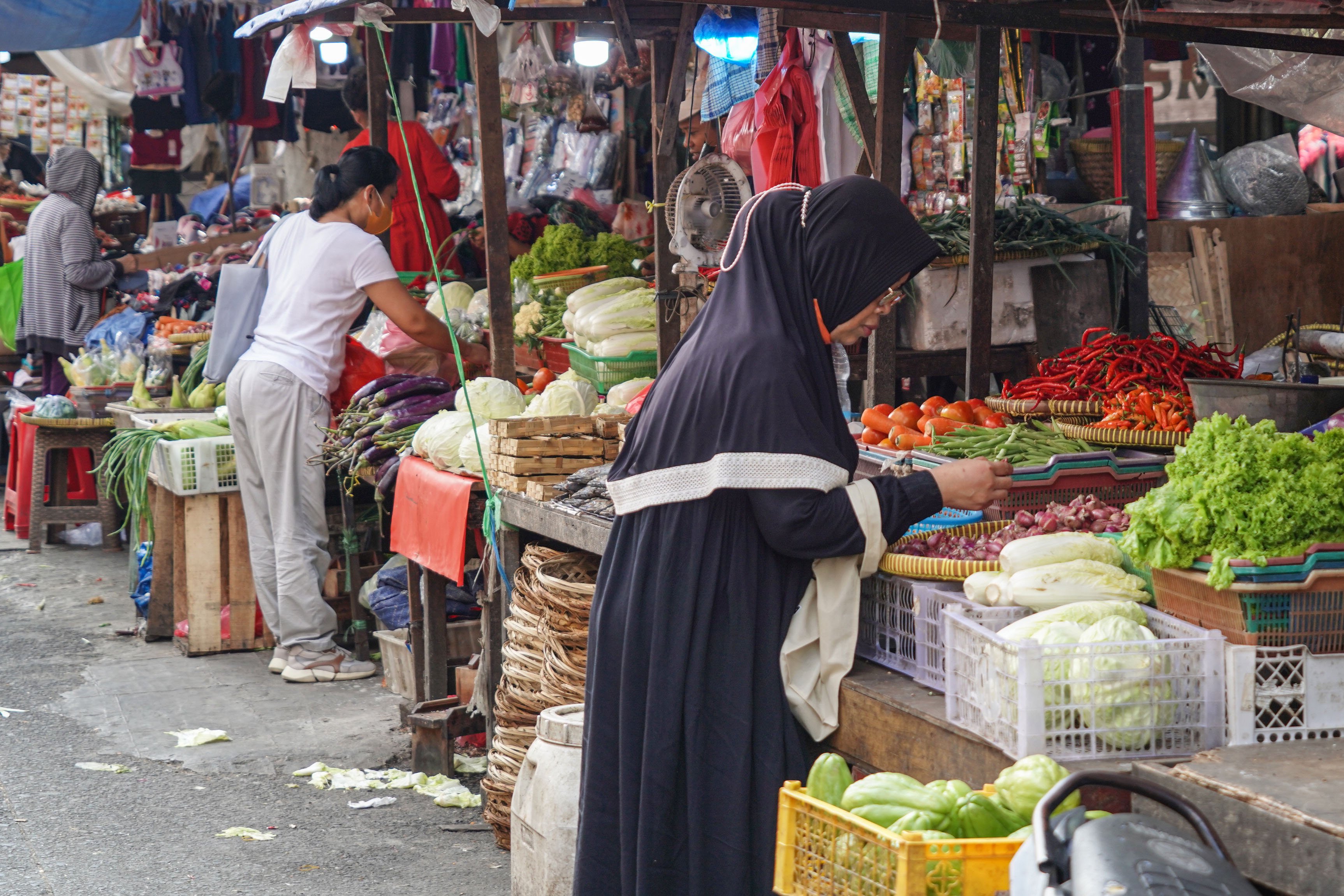 Warga memilih sayuran saat berbelanja di Pasar Kebayoran Lama, Jakarta, Senin (6/8/2025). Badan Pusat Statistik (BPS) mencatat pertumbuhan ekonomi Indonesia pada kuartal II 2025 tumbuh sebesar 5,12% secara tahunan (year on year) yang didorong oleh kinerja positif di hampir seluruh lapangan usaha antara lain industri pengolahan, pertanian, perdagangan, konstruksi, dan pertambangan.