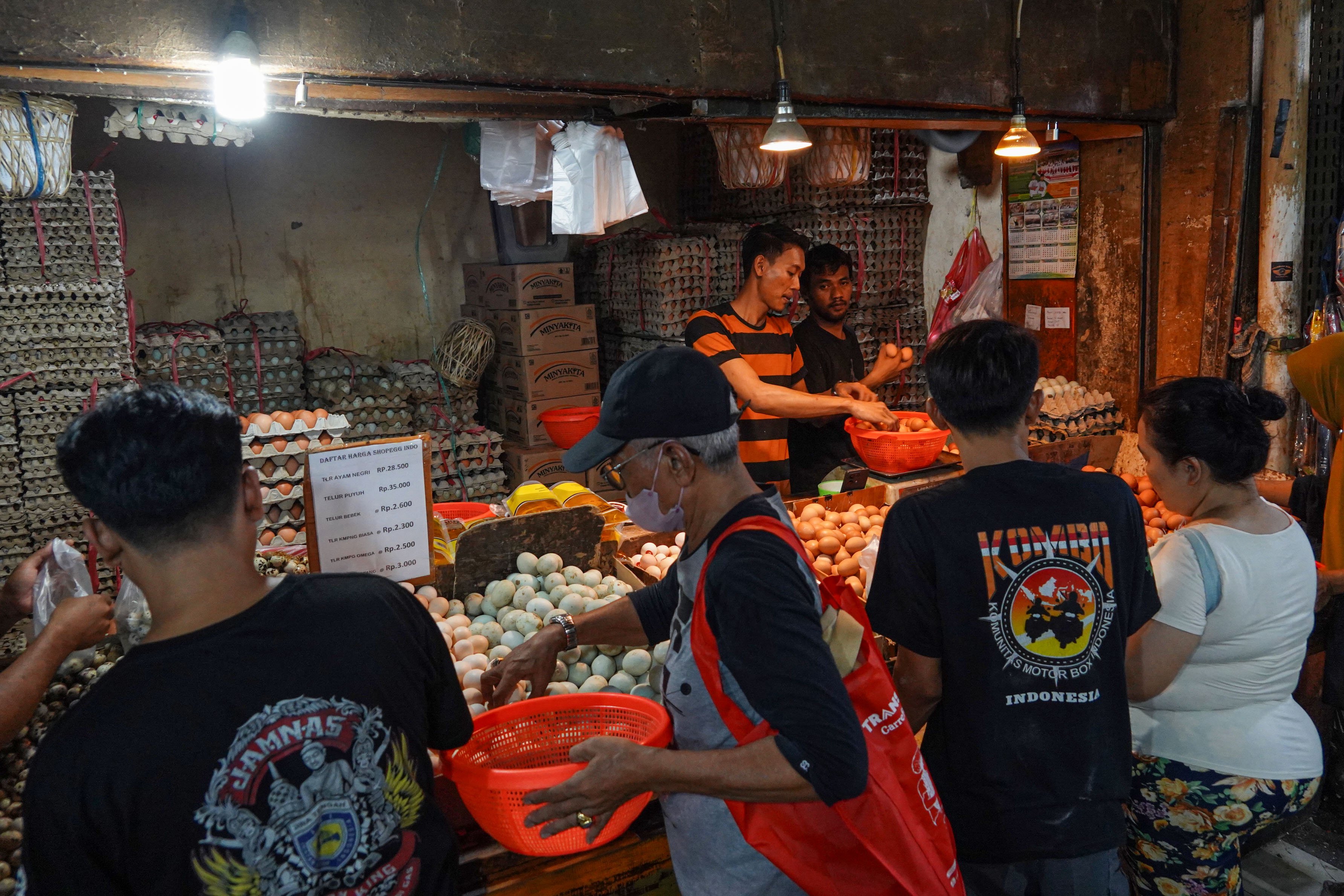 Sejumlah warga memilih telur yang dijual di Pasar Kebayoran Lama, Jakarta, Senin (6/8/2025). Badan Pusat Statistik (BPS) mencatat pertumbuhan ekonomi Indonesia pada kuartal II 2025 tumbuh sebesar 5,12% secara tahunan (year on year) yang didorong oleh kinerja positif di hampir seluruh lapangan usaha antara lain industri pengolahan, pertanian, perdagangan, konstruksi, dan pertambangan.