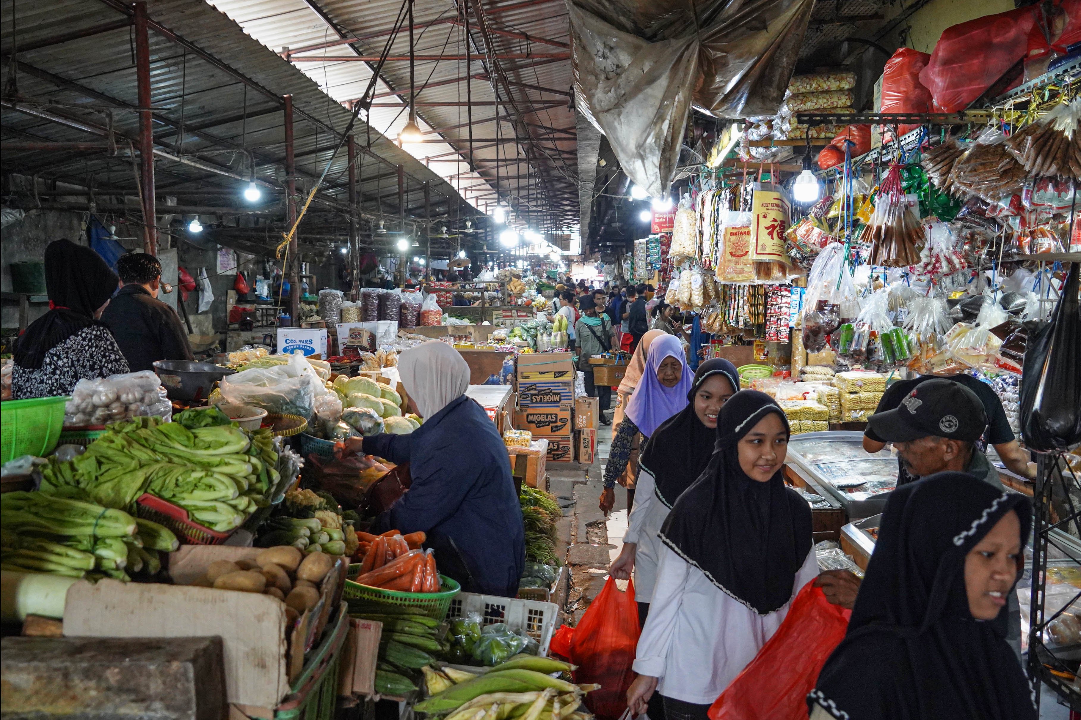 Suasana warga saat berbelanja di Pasar Kebayoran Lama, Jakarta, Senin (6/8/2025). Badan Pusat Statistik (BPS) mencatat pertumbuhan ekonomi Indonesia pada kuartal II 2025 tumbuh sebesar 5,12% secara tahunan (year on year) yang didorong oleh kinerja positif di hampir seluruh lapangan usaha antara lain industri pengolahan, pertanian, perdagangan, konstruksi, dan pertambangan.