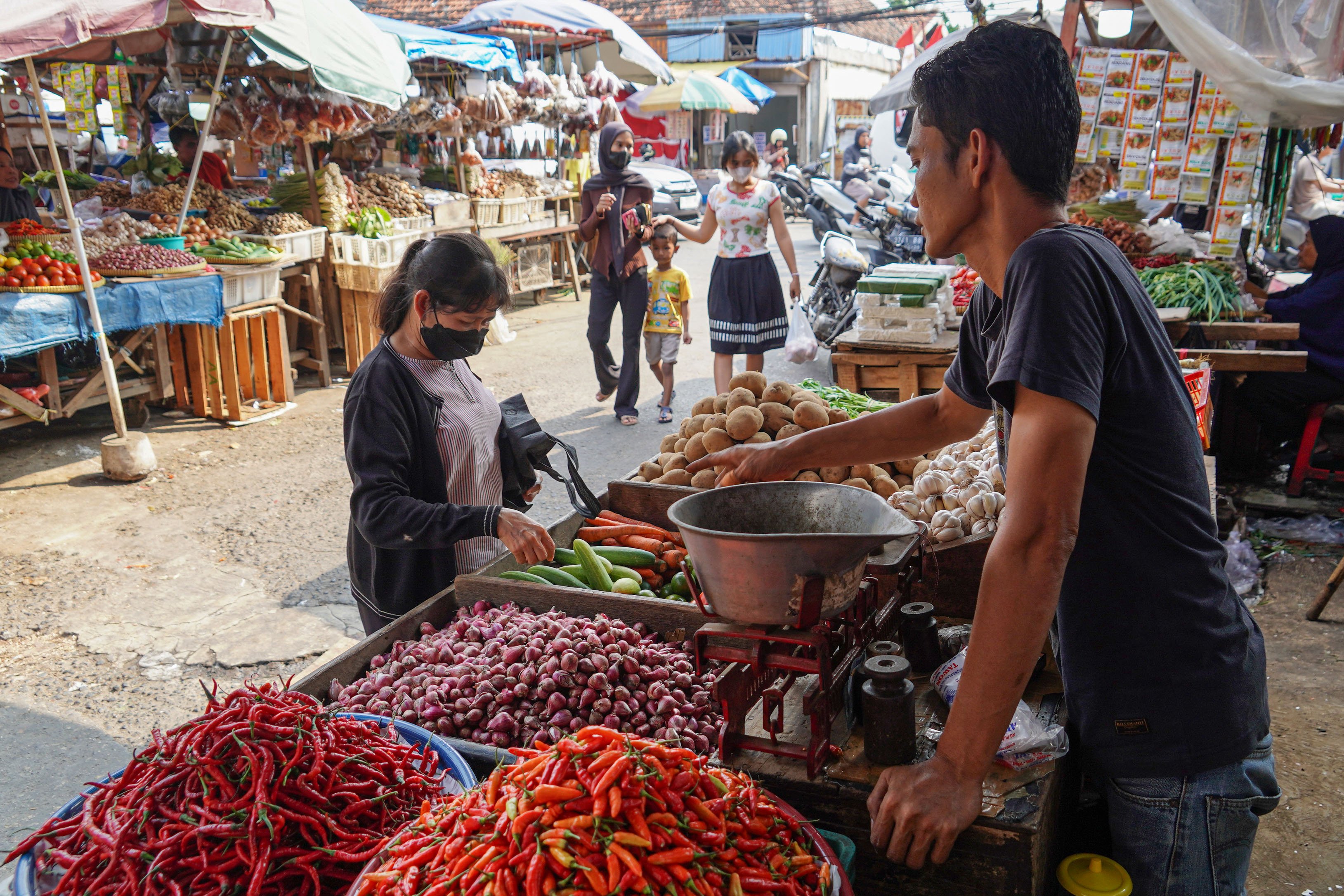 Pedagang melayani warga yang membeli sayuran di Pasar Kebayoran Lama, Jakarta, Senin (6/8/2025). Badan Pusat Statistik (BPS) mencatat pertumbuhan ekonomi Indonesia pada kuartal II 2025 tumbuh sebesar 5,12% secara tahunan (year on year) yang didorong oleh kinerja positif di hampir seluruh lapangan usaha antara lain industri pengolahan, pertanian, perdagangan, konstruksi, dan pertambangan.