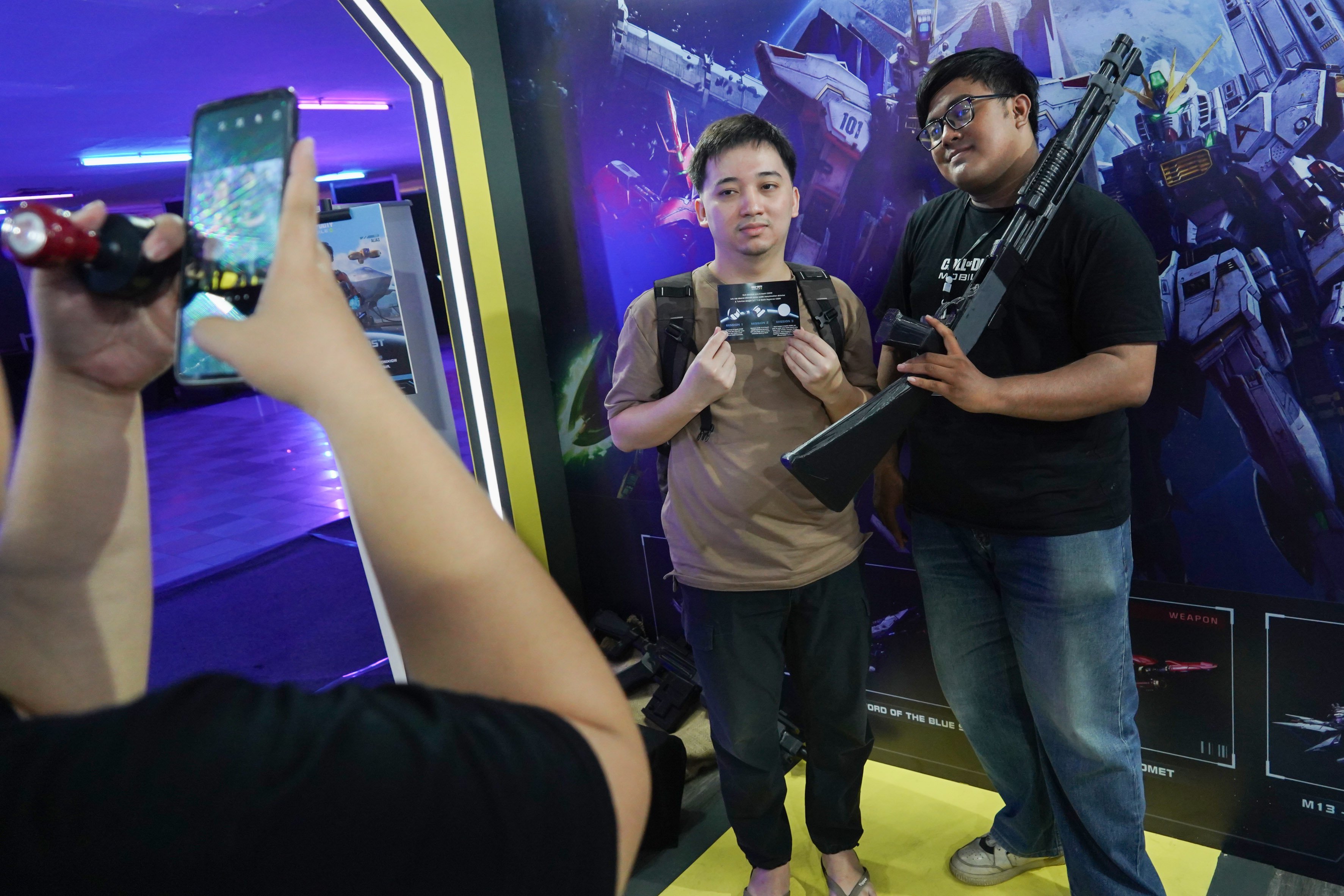 Pengunjung berfoto dengan properti yang terdapat dalam salah satu game saat festival Indonesia Game Week 2025 di Blok M Hub, Jakarta, Kamis (7/8/2025). Acara yang menampilkan beragam kegiatan mulai dari pemeran game, sesi pitching, zona board game, turnamen hingga sesi diskusi bersama pelaku industri game ini digelar hingga 10 Agustus 2025.