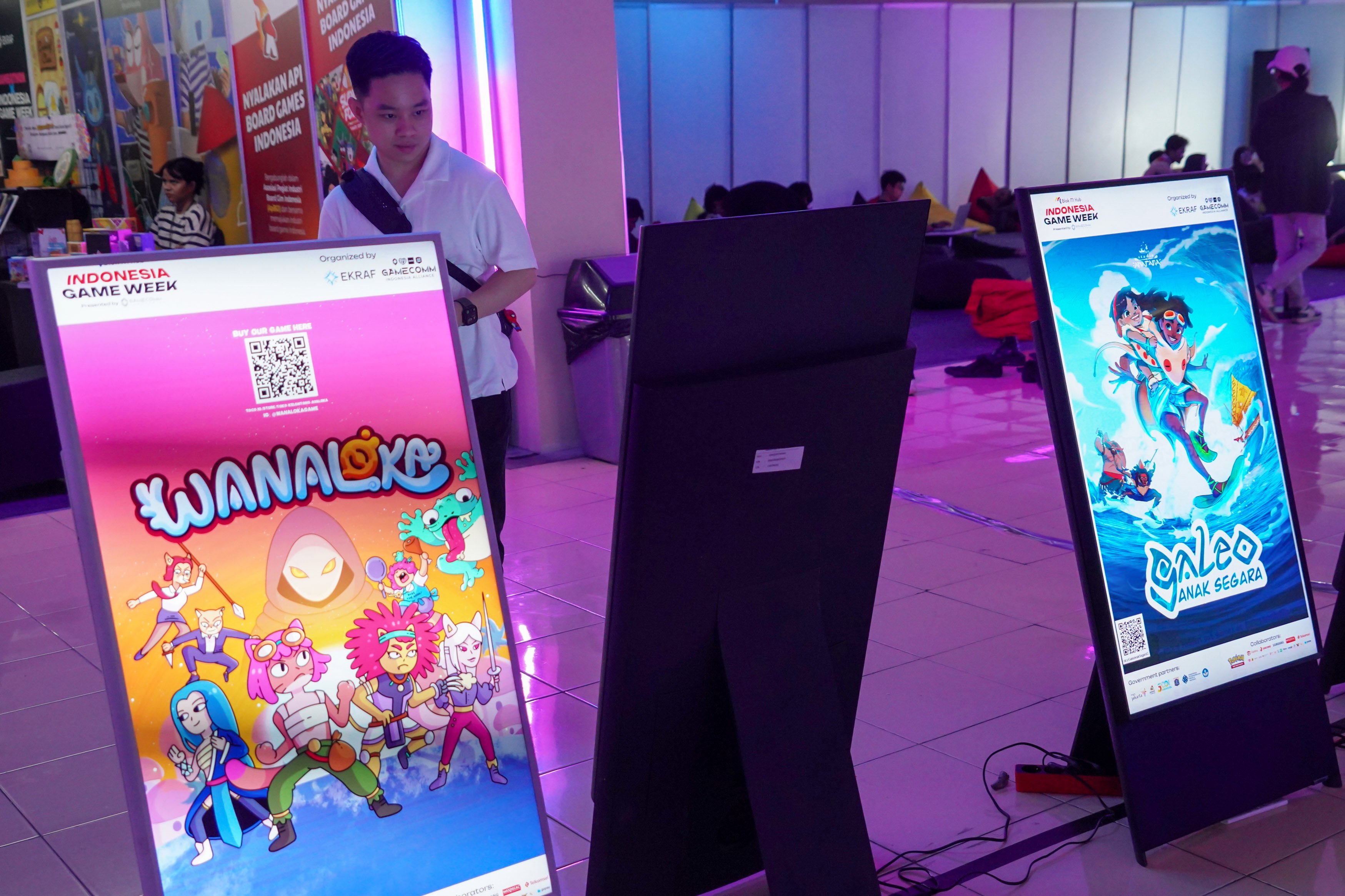 Pengunjung melihat informasi mengenai game yang dipamerkan pada festival Indonesia Game Week 2025 di Blok M Hub, Jakarta, Kamis (7/8/2025). Acara yang menampilkan beragam kegiatan mulai dari pemeran game, sesi pitching, zona board game, turnamen hingga sesi diskusi bersama pelaku industri game ini digelar hingga 10 Agustus 2025. 