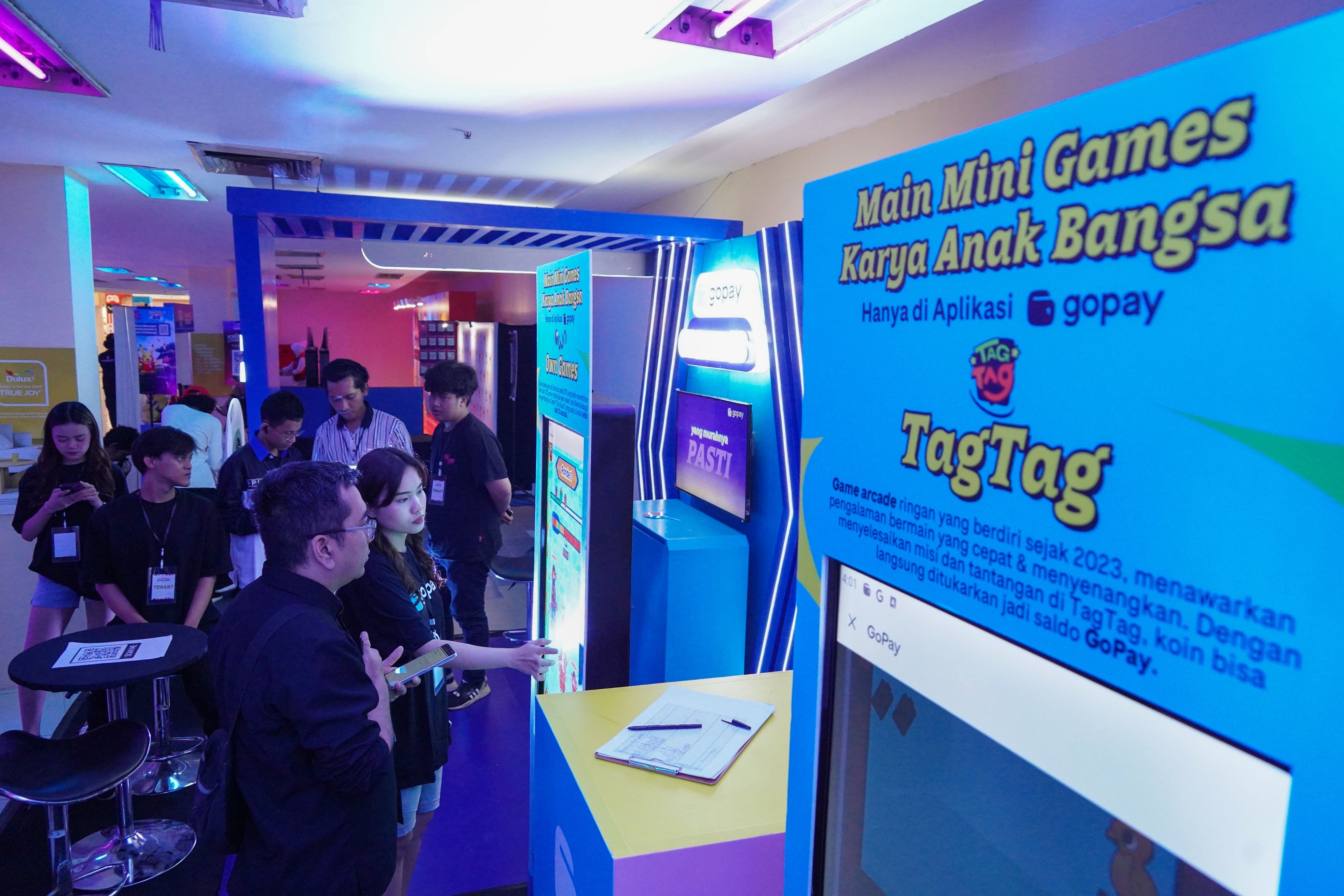 Pengunjung menjajal permainan saat festival Indonesia Game Week 2025 di Blok M Hub, Jakarta, Kamis (7/8/2025). Acara yang menampilkan beragam kegiatan mulai dari pemeran game, sesi pitching, zona board game, turnamen hingga sesi diskusi bersama pelaku industri game ini digelar hingga 10 Agustus 2025.\r\n