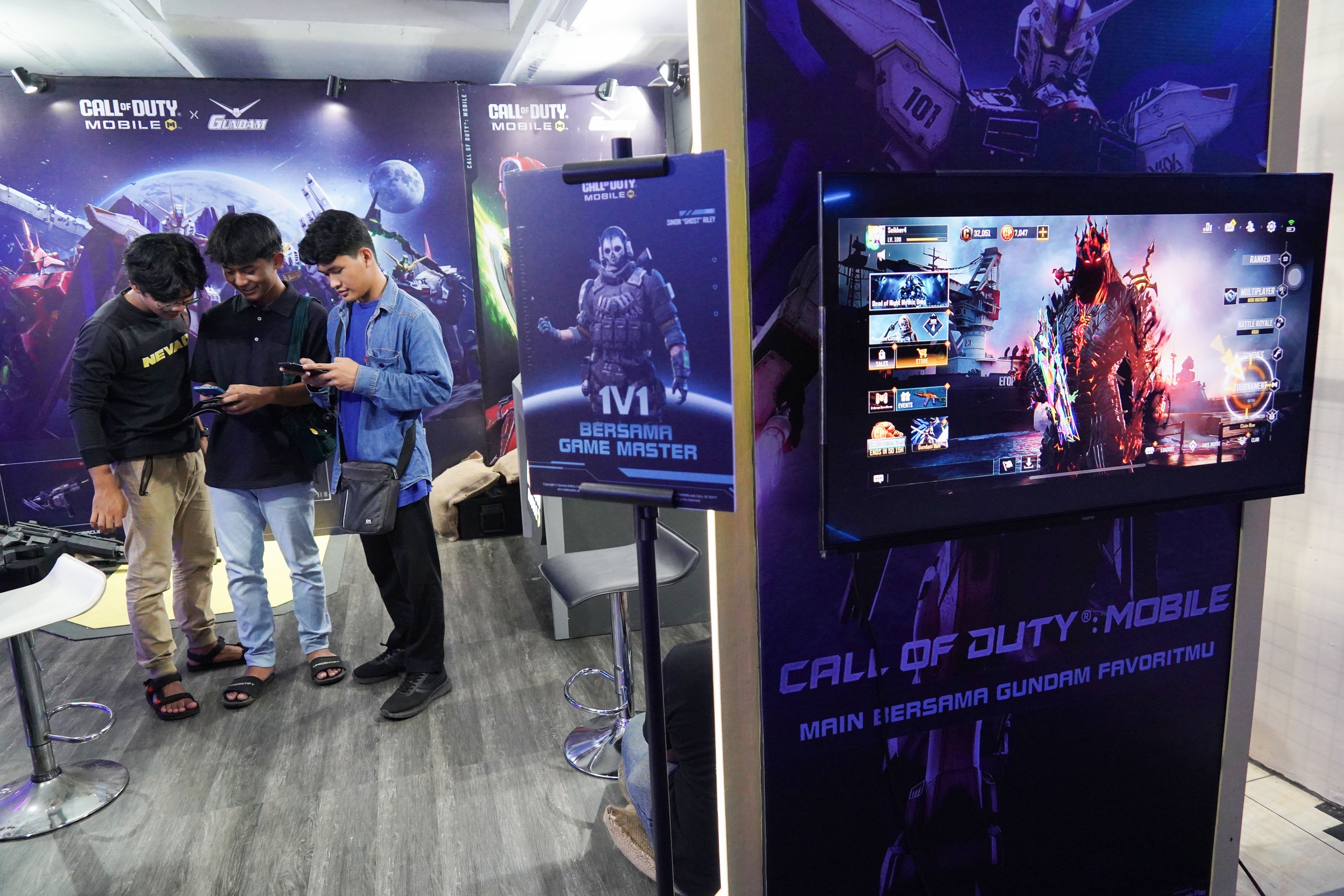 Pengunjung melihat informasi mengenai game yang dipamerkan pada festival Indonesia Game Week 2025 di Blok M Hub, Jakarta, Kamis (7/8/2025). Acara yang menampilkan beragam kegiatan mulai dari pemeran game, sesi pitching, zona board game, turnamen hingga sesi diskusi bersama pelaku industri game ini digelar hingga 10 Agustus 2025. 