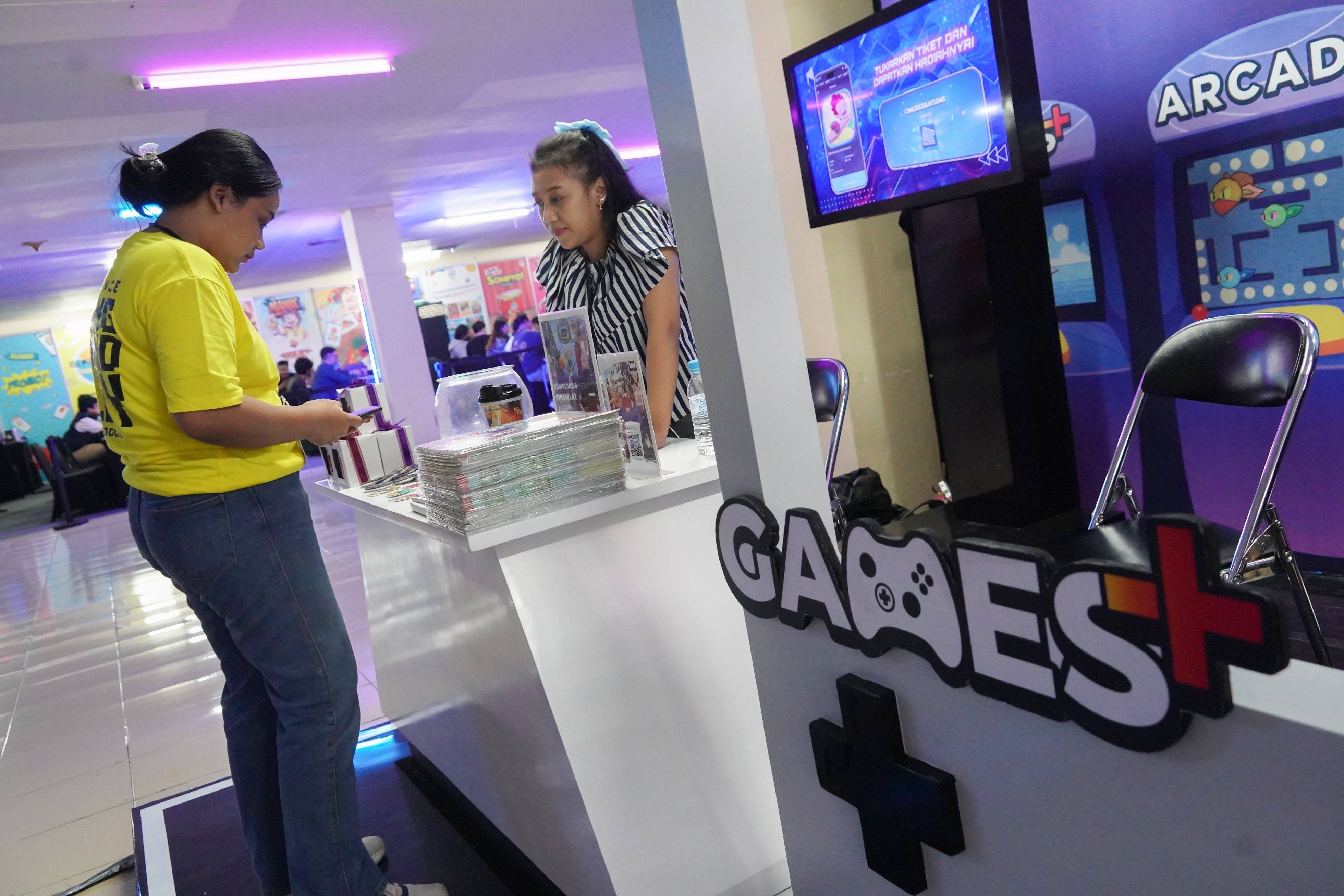 Pengunjung melihat informasi mengenai game yang dipamerkan pada festival Indonesia Game Week 2025 di Blok M Hub, Jakarta, Kamis (7/8/2025). Acara yang menampilkan beragam kegiatan mulai dari pemeran game, sesi pitching, zona board game, turnamen hingga sesi diskusi bersama pelaku industri game ini digelar hingga 10 Agustus 2025. 