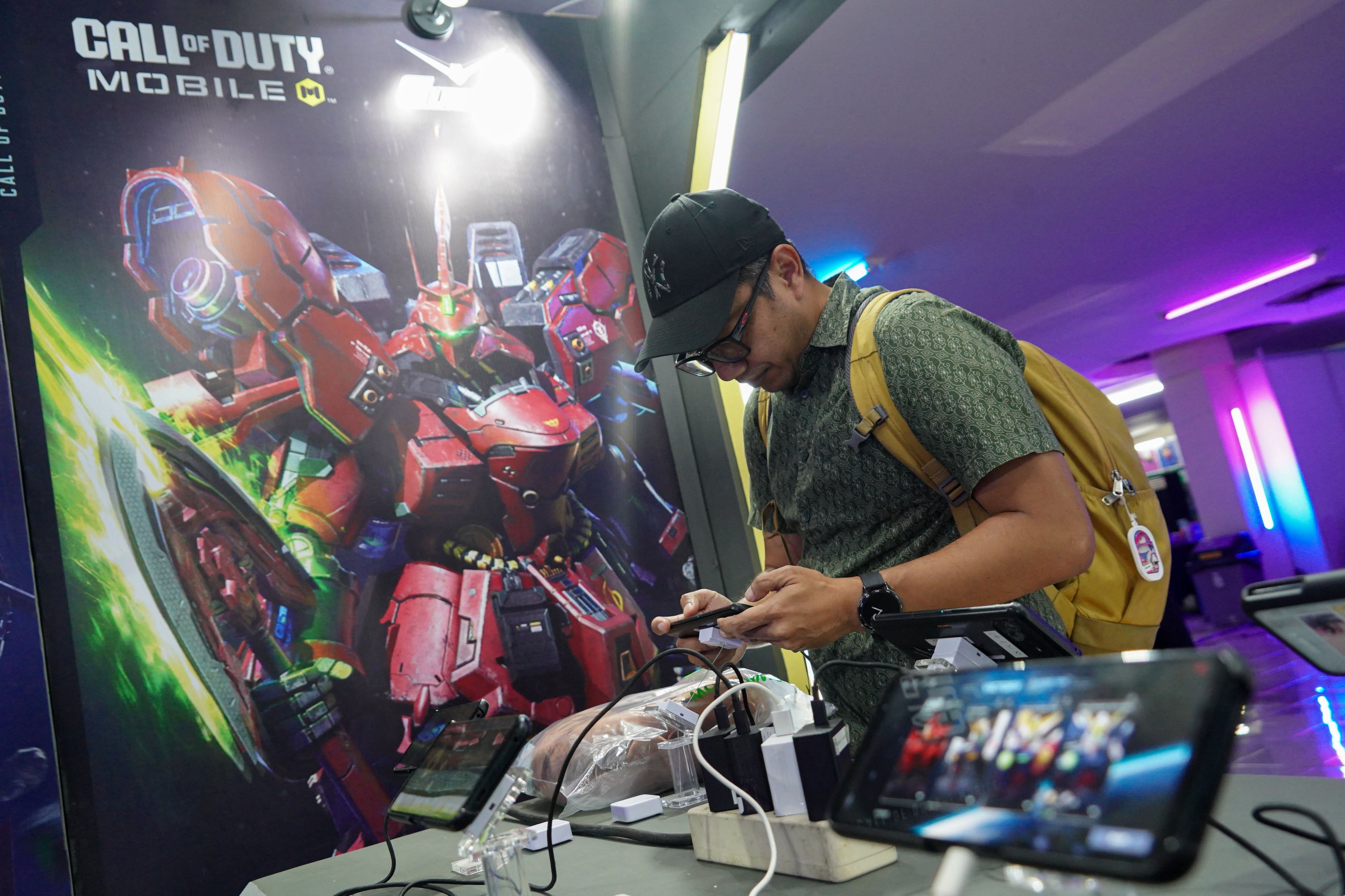 Pengunjung menjajal game mobile saat festival Indonesia Game Week 2025 di Blok M Hub, Jakarta, Kamis (7/8/2025). Acara yang menampilkan beragam kegiatan mulai dari pemeran game, sesi pitching, zona board game, turnamen hingga sesi diskusi bersama pelaku industri game ini digelar hingga 10 Agustus 2025.
