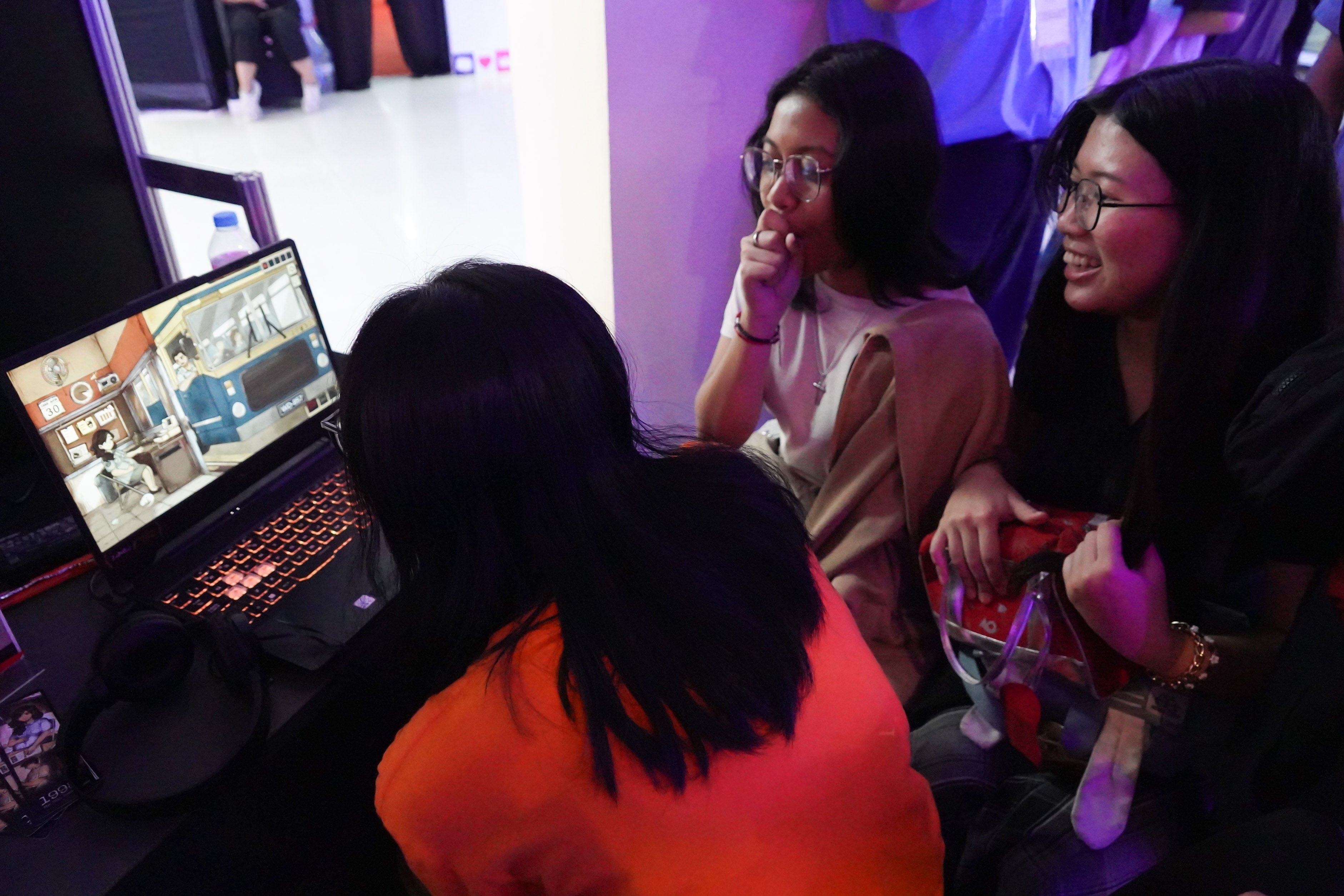 Pengunjung menjajal permainan saat festival Indonesia Game Week 2025 di Blok M Hub, Jakarta, Kamis (7/8/2025). Acara yang menampilkan beragam kegiatan mulai dari pemeran game, sesi pitching, zona board game, turnamen hingga sesi diskusi bersama pelaku industri game ini digelar hingga 10 Agustus 2025.