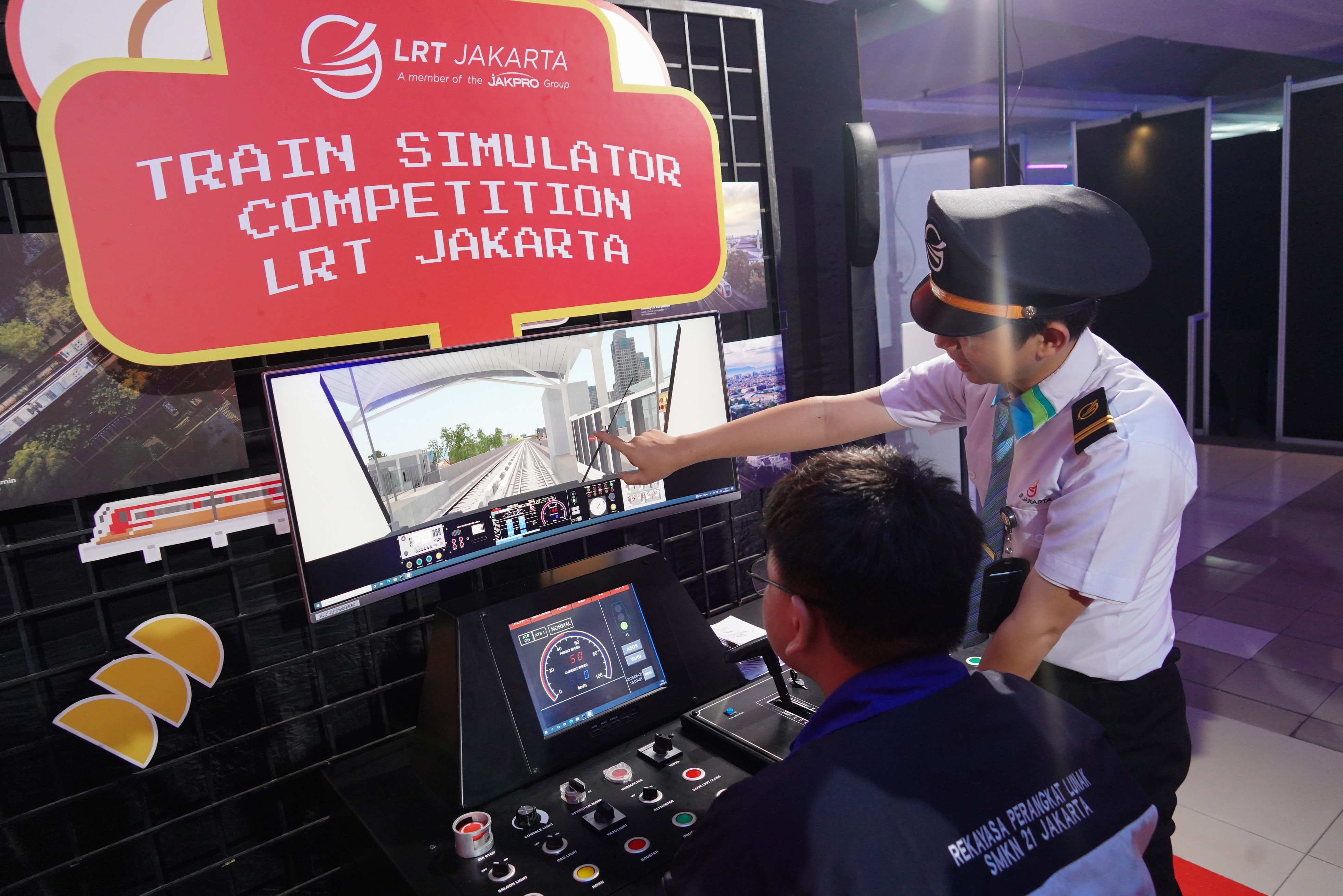 Petugas memberikan penjelasan kepada pengunjung mengenai permainan simulator LRT Jakarta saat festival Indonesia Game Week 2025 di Blok M Hub, Jakarta, Kamis (7/8/2025). Acara yang menampilkan beragam kegiatan mulai dari pemeran game, sesi pitching, zona board game, turnamen hingga sesi diskusi bersama pelaku industri game ini digelar hingga 10 Agustus 2025.