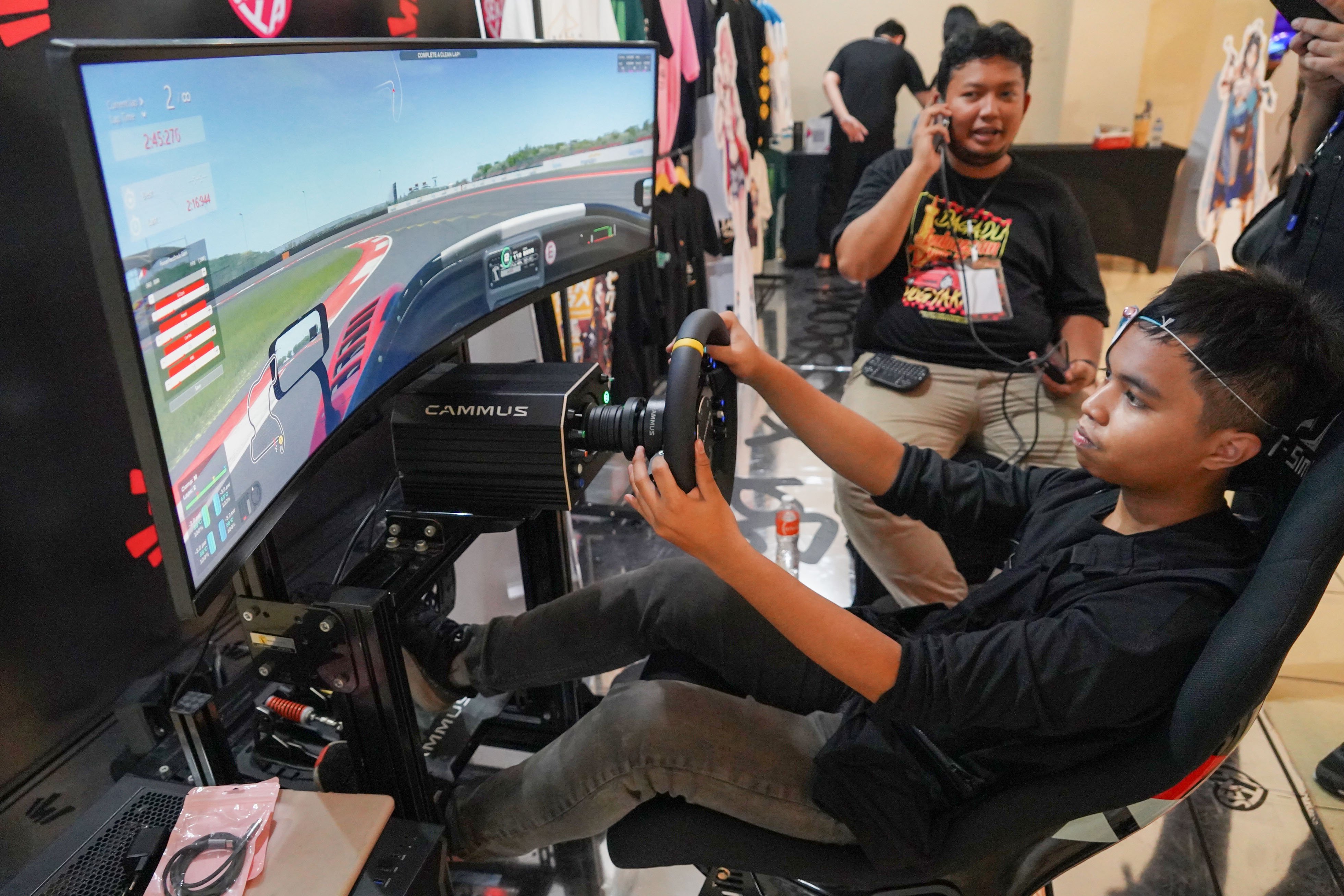Pengunjung menjajal permainan simulator mobil saat festival Indonesia Game Week 2025 di Blok M Hub, Jakarta, Kamis (7/8/2025). Acara yang menampilkan beragam kegiatan mulai dari pemeran game, sesi pitching, zona board game, turnamen hingga sesi diskusi bersama pelaku industri game ini digelar hingga 10 Agustus 2025.
