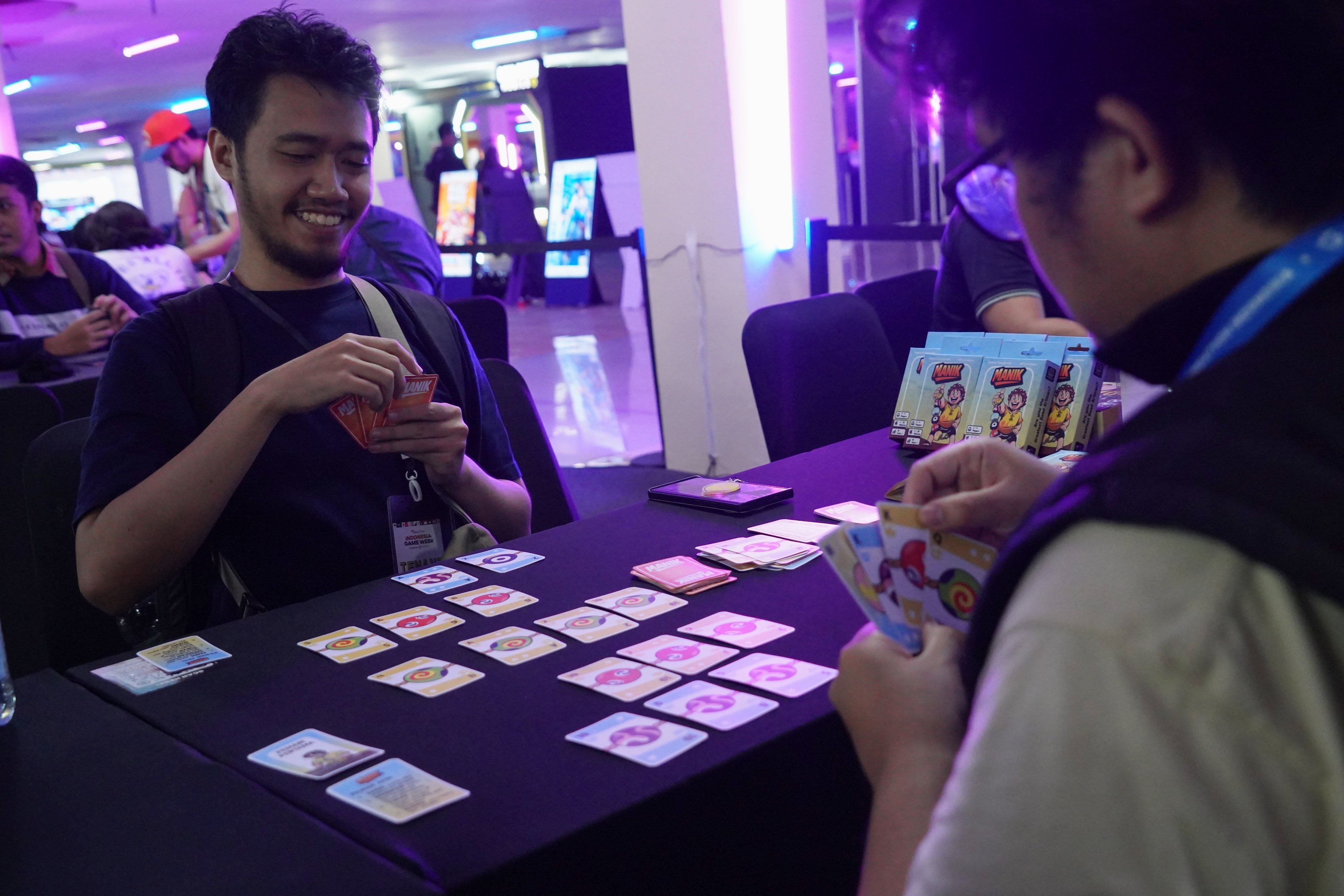Pengunjung bermain permainan papan saat festival Indonesia Game Week 2025 di Blok M Hub, Jakarta, Kamis (7/8/2025). Acara yang menampilkan beragam kegiatan mulai dari pemeran game, sesi pitching, zona board game, turnamen hingga sesi diskusi bersama pelaku industri game ini digelar hingga 10 Agustus 2025. 