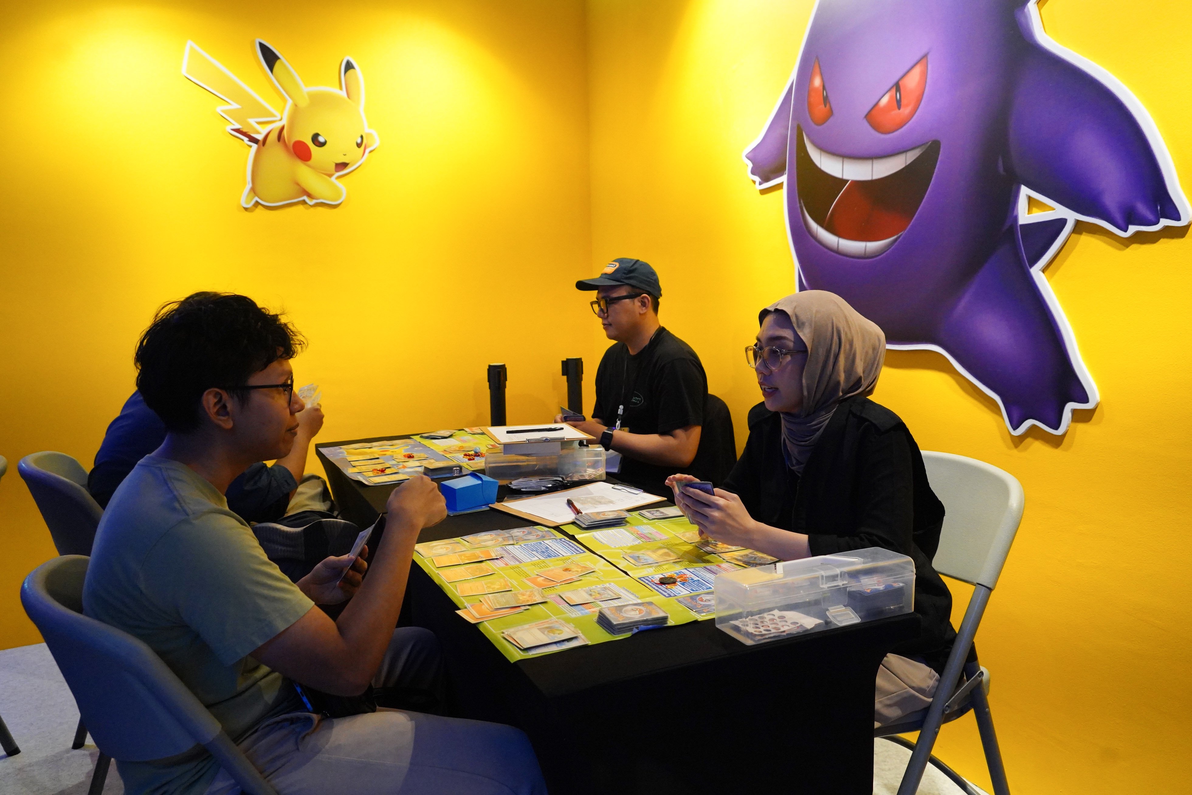 Pengunjung bermain permainan papan saat festival Indonesia Game Week 2025 di Blok M Hub, Jakarta, Kamis (7/8/2025). Acara yang menampilkan beragam kegiatan mulai dari pemeran game, sesi pitching, zona board game, turnamen hingga sesi diskusi bersama pelaku industri game ini digelar hingga 10 Agustus 2025. 