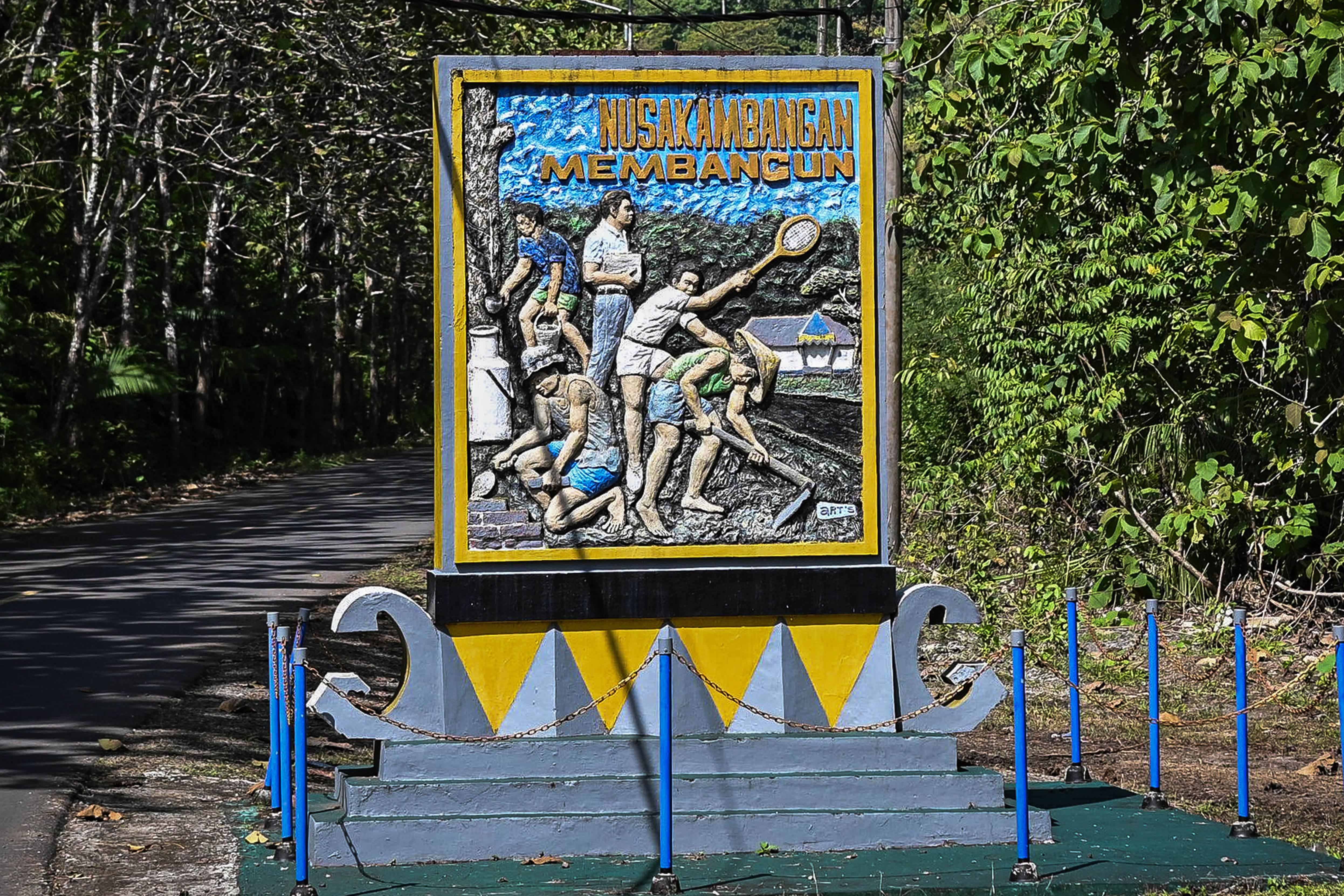 Monumen bertuliskan Nusakambangan Membangun di wilayah Pulau Nusakambangan, Kabupaten Cilacap, Jawa Tengah.