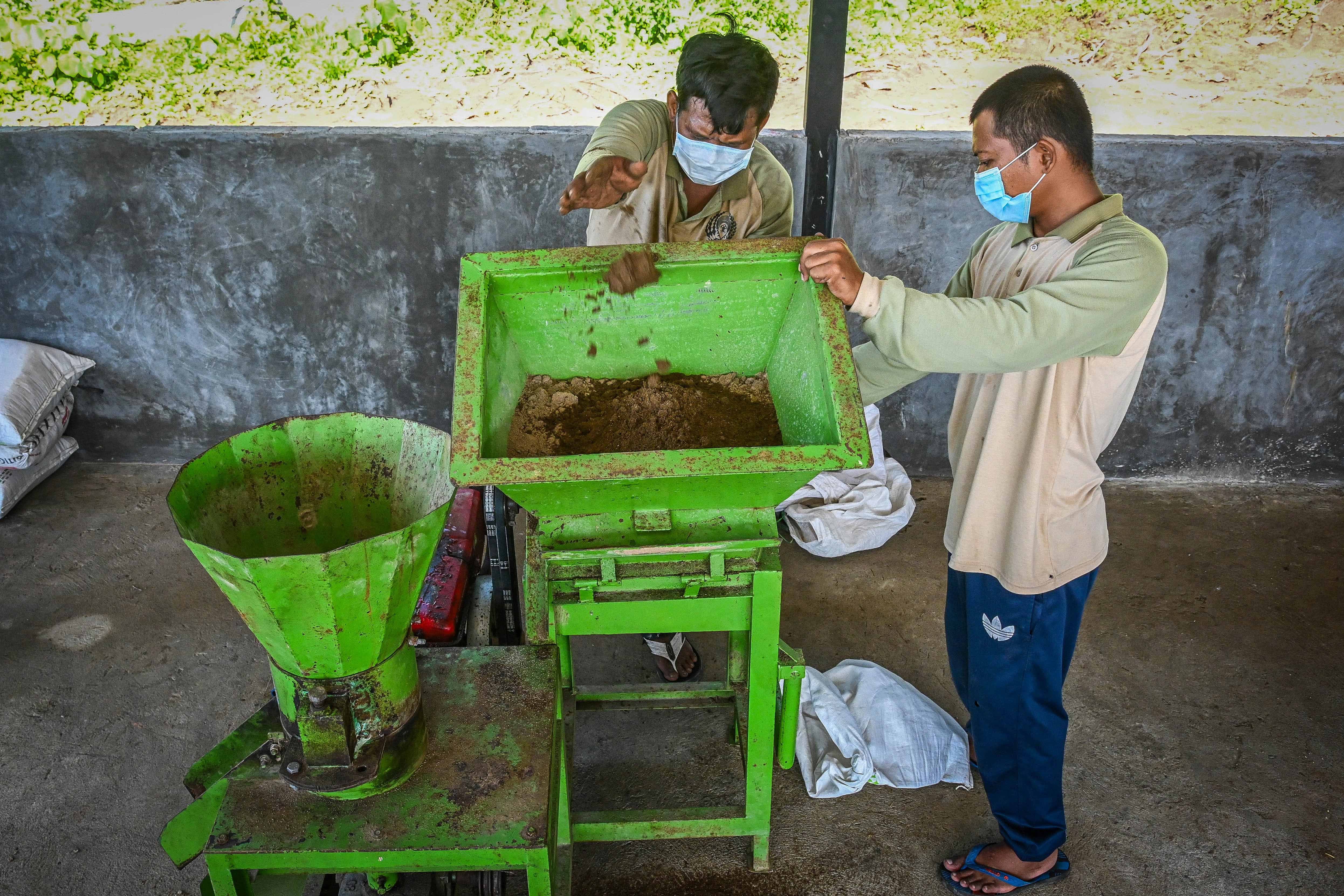 Dua warga binaan pemasyarakatan membuat pupuk di wilayah Pulau Nusakambangan, Kabupaten Cilacap, Jawa Tengah.
