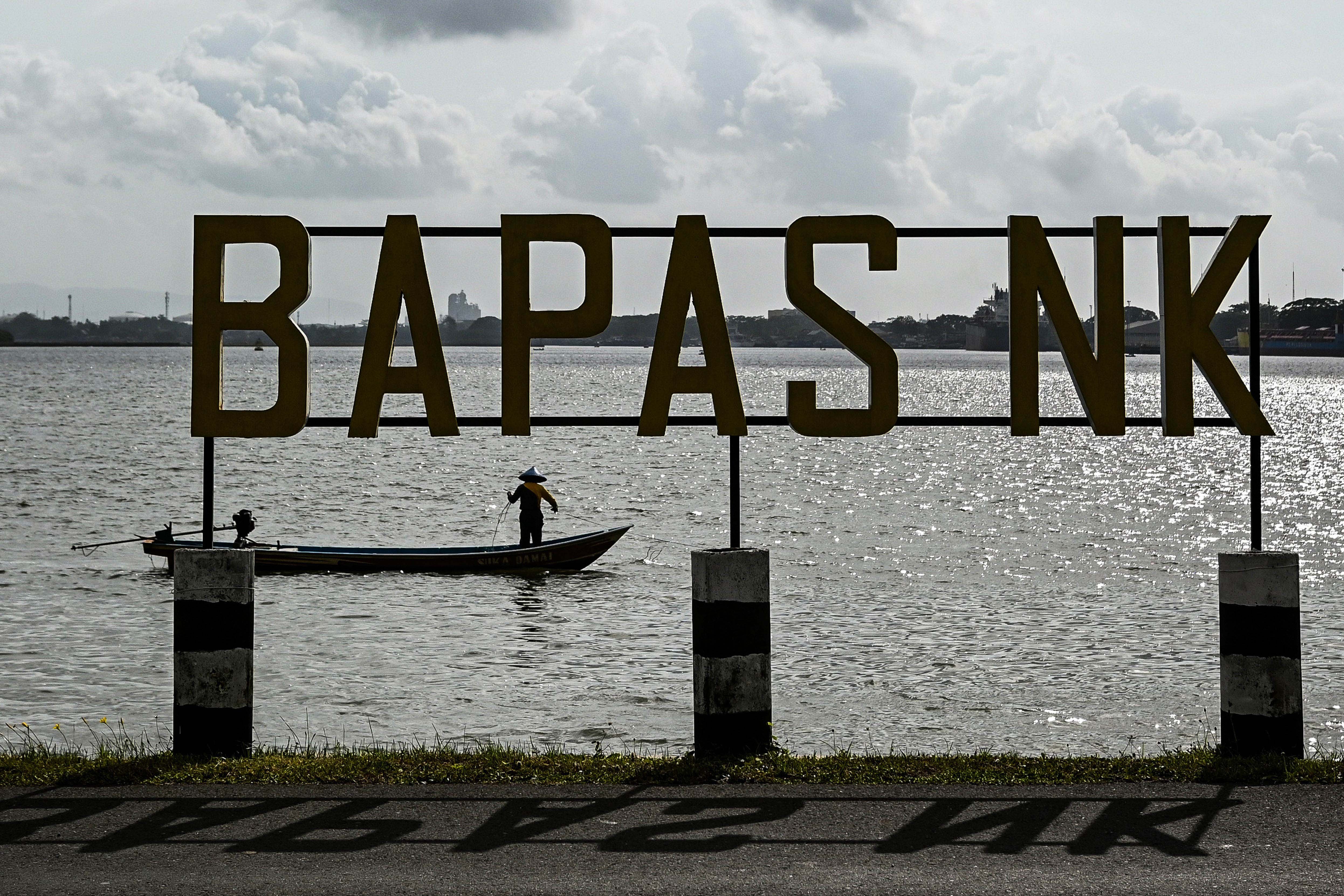 Nelayan menaiki perahu di perairan wilayah Pulau Nusakambangan, Kabupaten Cilacap, Jawa Tengah.