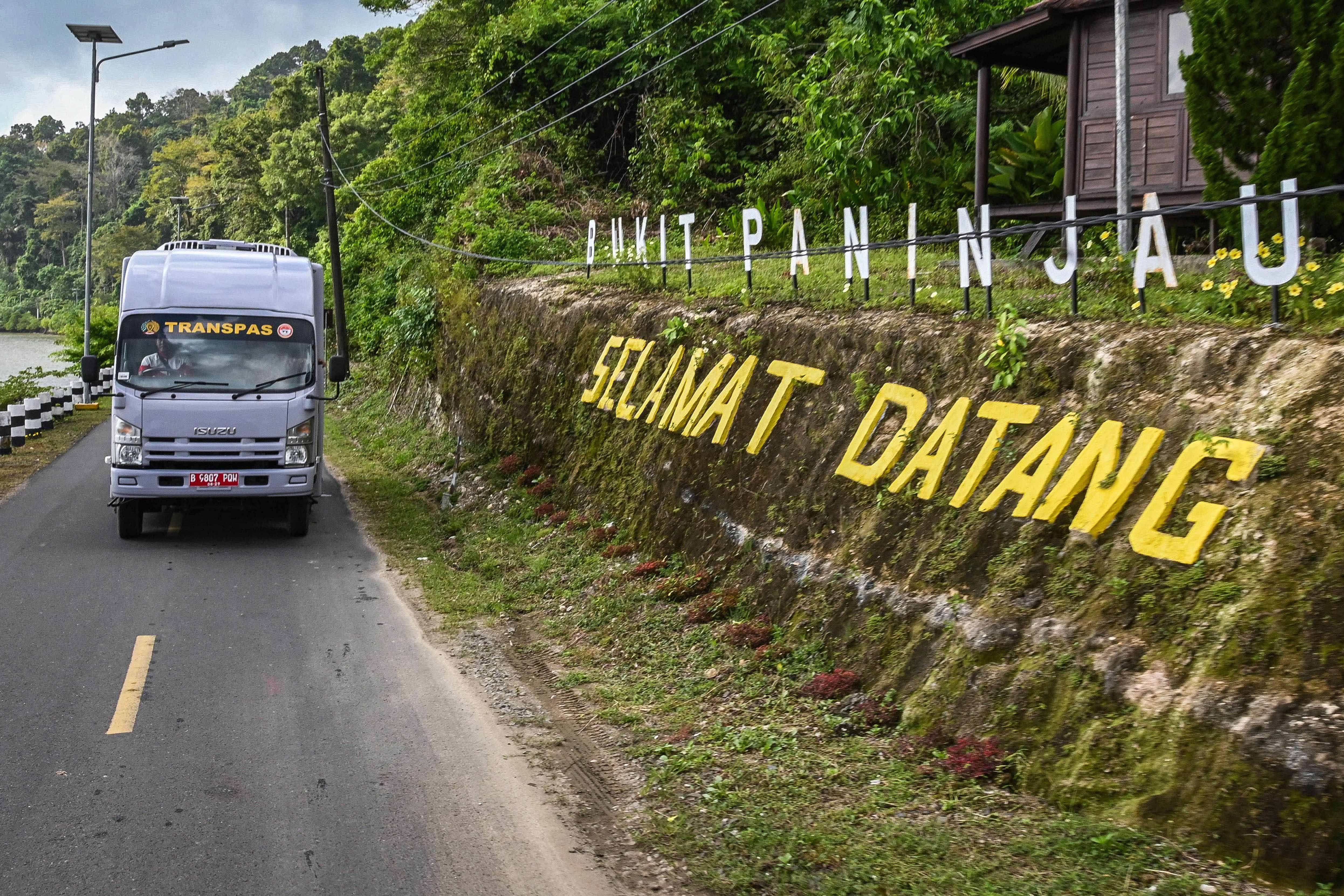 Mobil trans pemasyarakatan melintas di wilayah Pulau Nusakambangan, Kabupaten Cilacap, Jawa Tengah.