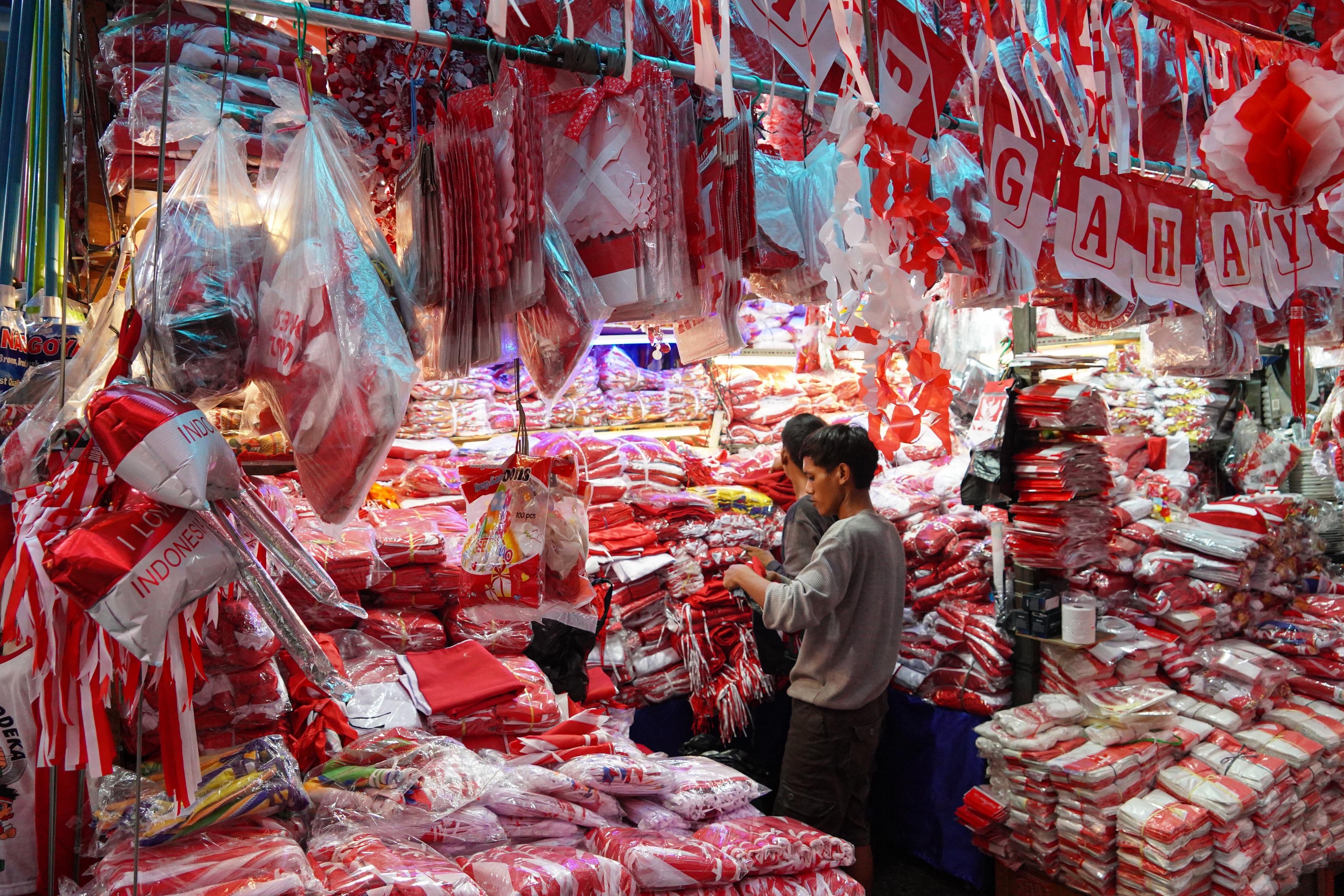 Pedagang merapikan pernak pernik bernuansa merah putih yang dijual di Pasar Jatinegara, Jakarta Timur, Senin (11/8/2025). Hiasan bertemakan HUT ke-80 Kemerdekaan Republik Indonesia seperti stiker, balon, bendera dan umbul-umbul tersebut dijual dengan harga kisaran mulai dari Rp2.000 hingga jutaan rupiah tergantung jenis dan ukurannya.