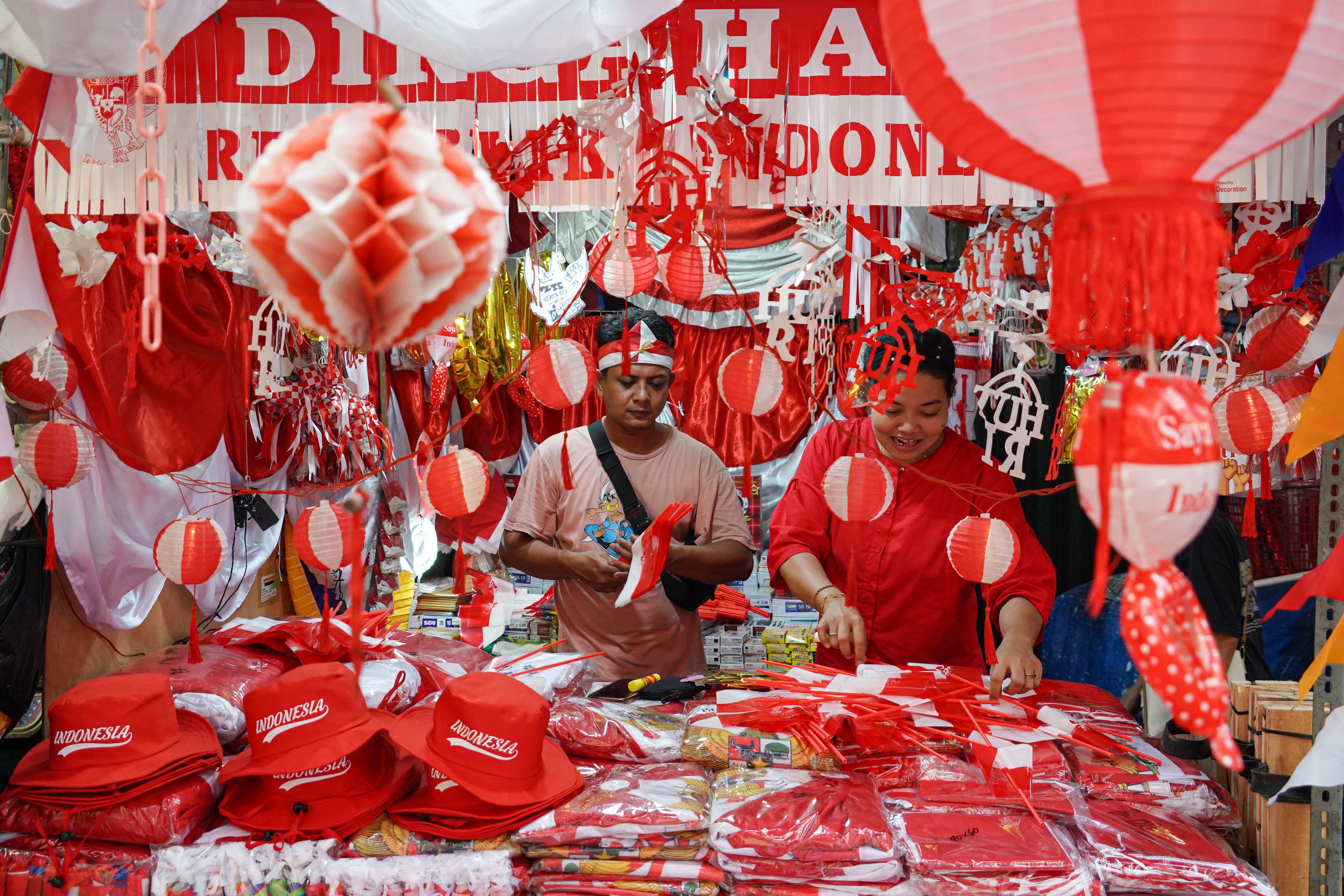 Pedagang merapikan pernak pernik bernuansa merah putih yang dijual di Pasar Jatinegara, Jakarta Timur, Senin (11/8/2025). Hiasan bertemakan HUT ke-80 Kemerdekaan Republik Indonesia seperti stiker, balon, bendera dan umbul-umbul tersebut dijual dengan harga kisaran mulai dari Rp2.000 hingga jutaan rupiah tergantung jenis dan ukurannya.