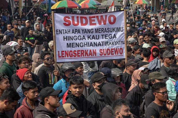 Massa yang tergabung dalam Aliansi Masyarakat Pati Bersatu berunjuk rasa di depan Kantor Bupati Pati, Kabupaten Pati, Jawa Tengah, Rabu (13/8/2025). Dalam unjuk rasa yang dihadiri sekitar 100 ribu warga itu menuntut Bupati Pati Sudewo agar mundur dari jabatannya karena dinilai arogan dan sejumlah kebijakannya tidak pro ke masyarakat.