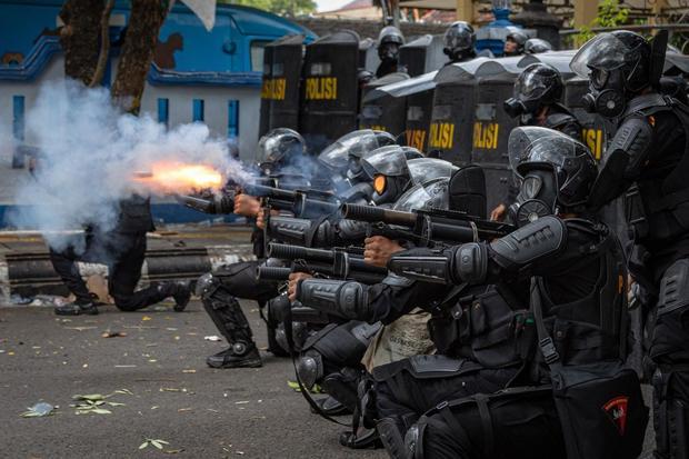 Personel kepolisian menembakkan gas air mata ke arah massa usai terjadi kericuhan unjuk rasa di depan Kantor Bupati Pati, Kabupaten Pati, Jawa Tengah, Rabu (13/8/2025). Unjuk rasa yang berakhir ricuh itu karena massa kecewa dan menilai tuntutan mereka agar Bupati Pati Sudewo mundur dari jabatannya tidak segera dipenuhi.