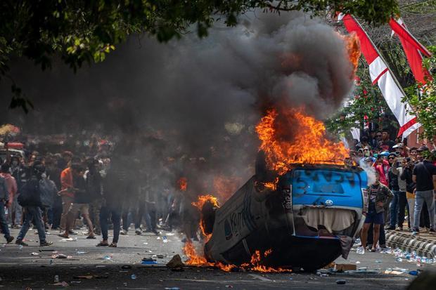 Massa membakar mobil polisi saat berunjuk rasa di Kabupaten Pati, Jawa Tengah, Rabu (13/8/2025). Unjuk rasa yang berakhir ricuh itu karena massa kecewa dan menilai tuntutan mereka agar Bupati Pati Sudewo mundur dari jabatannya tidak segera dipenuhi.
