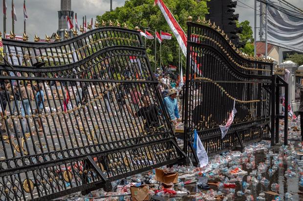 Massa melempari kawasan Kantor Bupati Pati dengan air mineral saat berunjuk rasa di Kabupaten Pati, Jawa Tengah, Rabu (13/8/2025). Unjuk rasa yang berakhir ricuh itu karena massa kecewa dan menilai tuntutan mereka agar Bupati Pati Sudewo mundur dari jabatannya tidak segera dipenuhi.