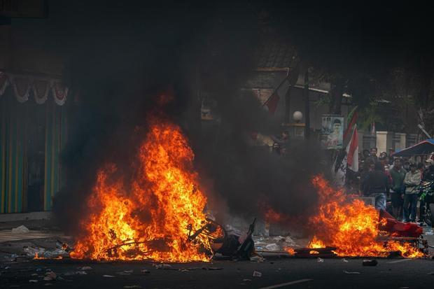 Massa membakar sejumlah sepeda motor saat berunjuk rasa di Kabupaten Pati, Jawa Tengah, Rabu (13/8/2025). Unjuk rasa yang berakhir ricuh itu karena massa kecewa dan menilai tuntutan mereka agar Bupati Pati Sudewo mundur dari jabatannya tidak segera dipenuhi.