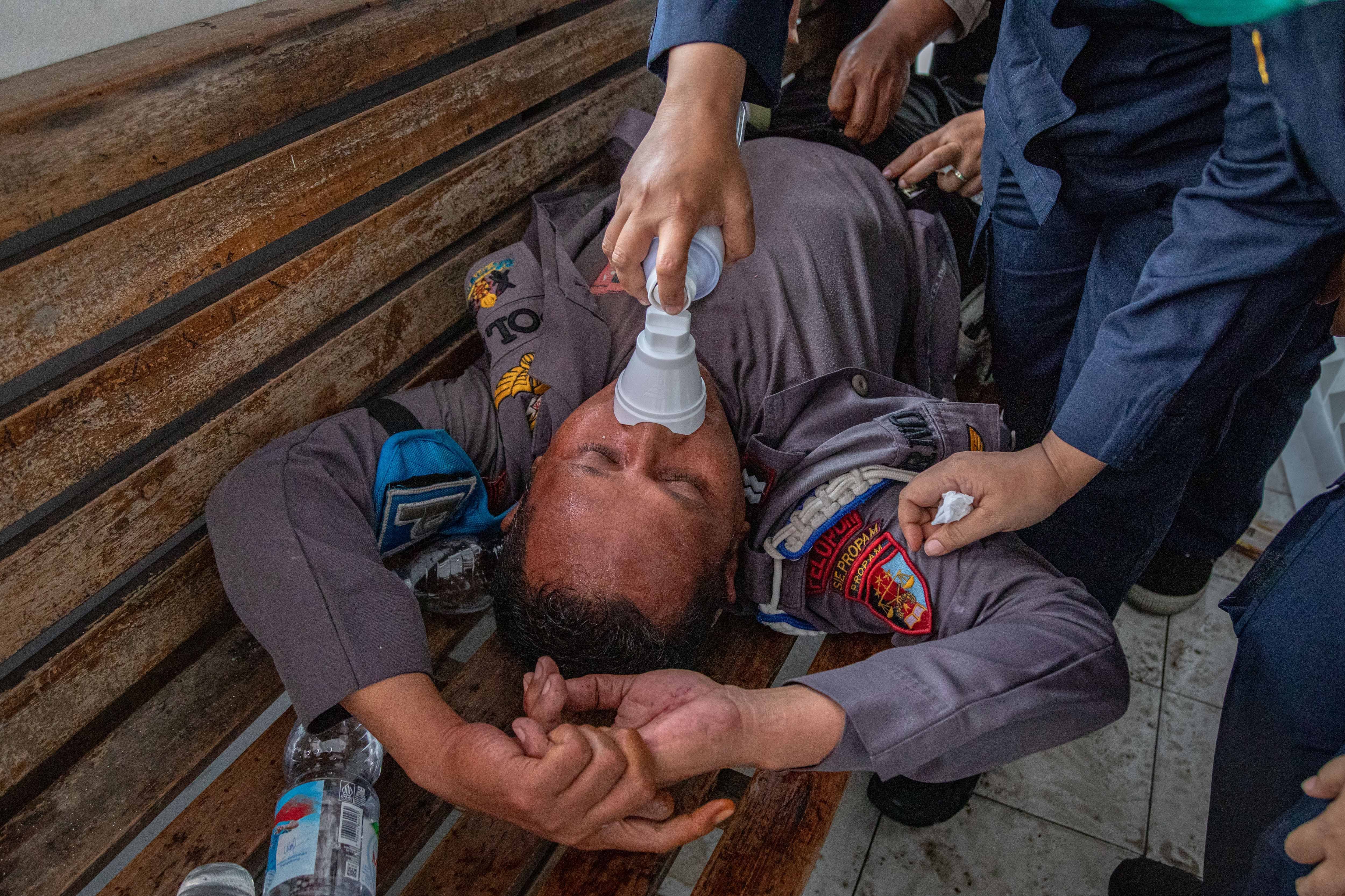 Tim kesehatan memberikan pertolongan pertama kepada personel kepolisian yang terluka usai mengamankan aksi unjuk rasa di depan Kantor Bupati Pati, Kabupaten Pati, Jawa Tengah, Rabu (13/8/2025). Unjuk rasa yang berakhir ricuh itu karena massa kecewa dan menilai tuntutan mereka agar Bupati Pati Sudewo mundur dari jabatannya tidak segera dipenuhi.