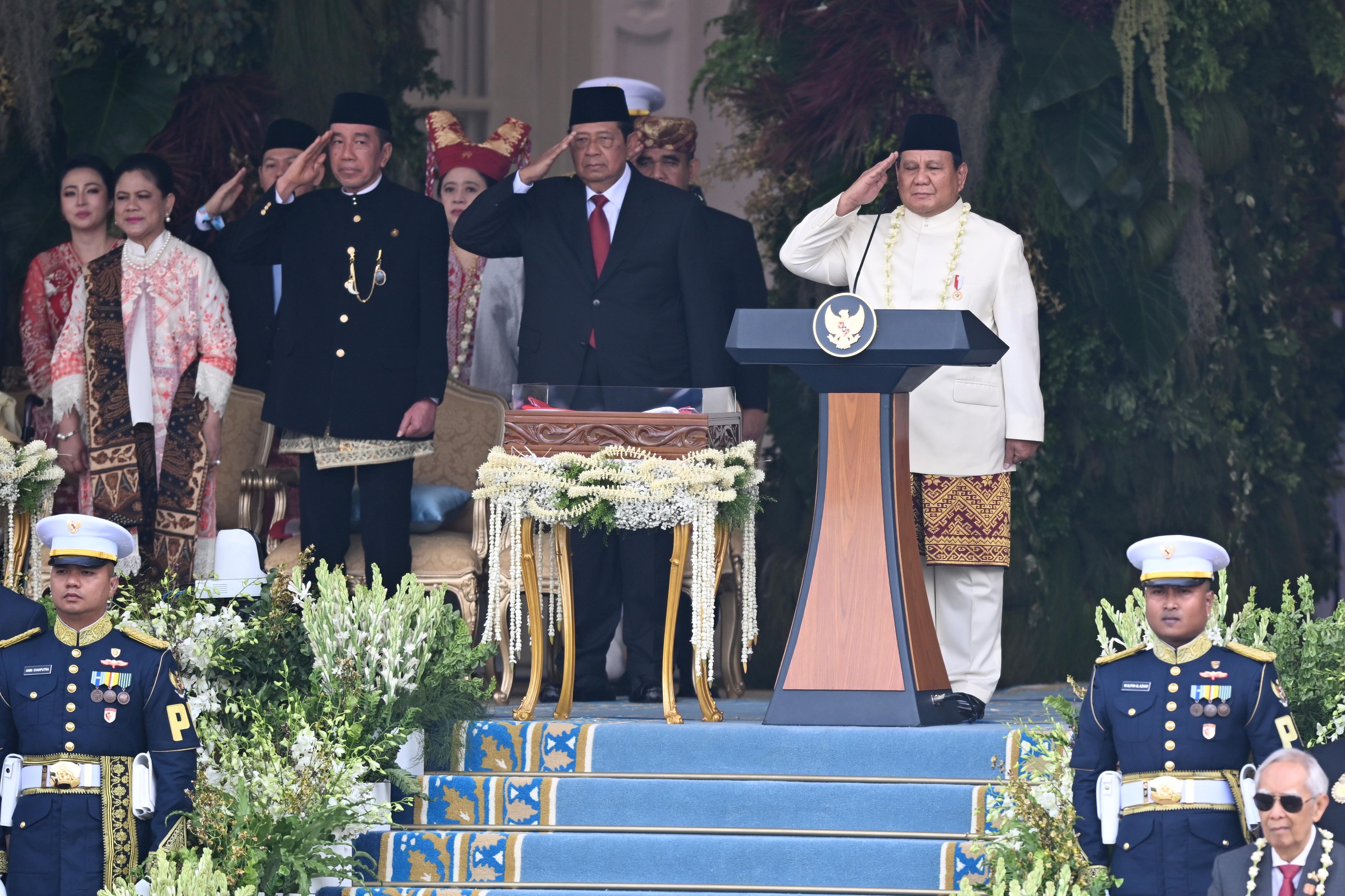 Presiden Prabowo Subianto (kanan) bersama Presiden ke-6 RI Susilo Bambang Yudhoyono (kedua kanan), Presiden ke-7 RI Joko Widodo (kedua kiri) dan istri Iriana Joko Widodo (kiri) memberi hormat dalam Upacara Peringatan Detik-Detik Proklamasi Kemerdekaan ke-80 RI di Halaman Istana Merdeka, Jakarta, Minggu (17/8/2025). Peringatan HUT ke-80 RI bertemakan Bersatu, Berdaulat, Rakyat Sejahtera, Indonesia Maju. 