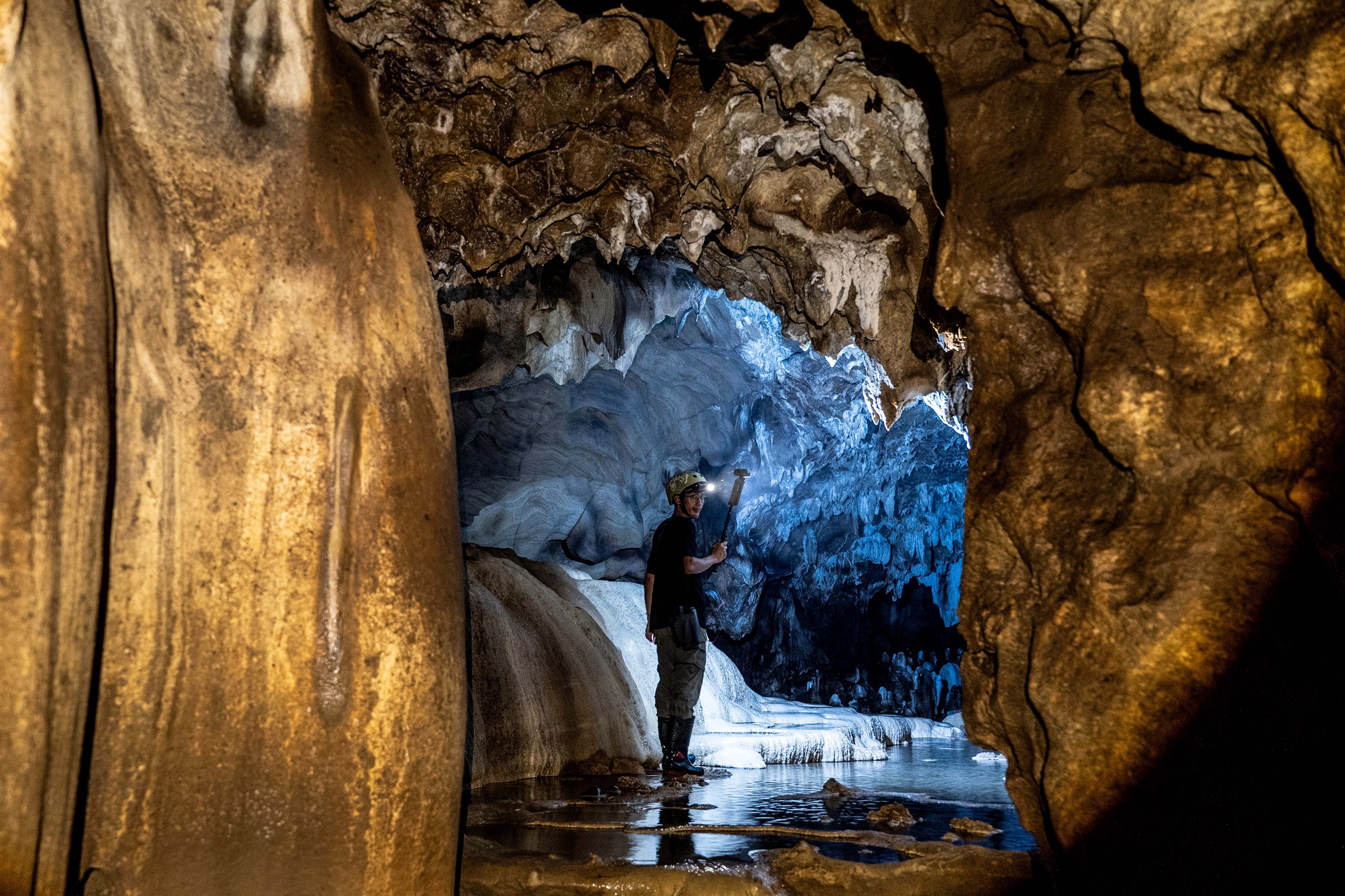 Pengelola situs geologi Gua Petruk Budi menunjukkan stalaktit dan stalagmit di dalam situs geologi Gua Petruk, Desa Candirenggo, Kecamatan Ayah, Kabupaten Kebumen, Jawa Tengah.