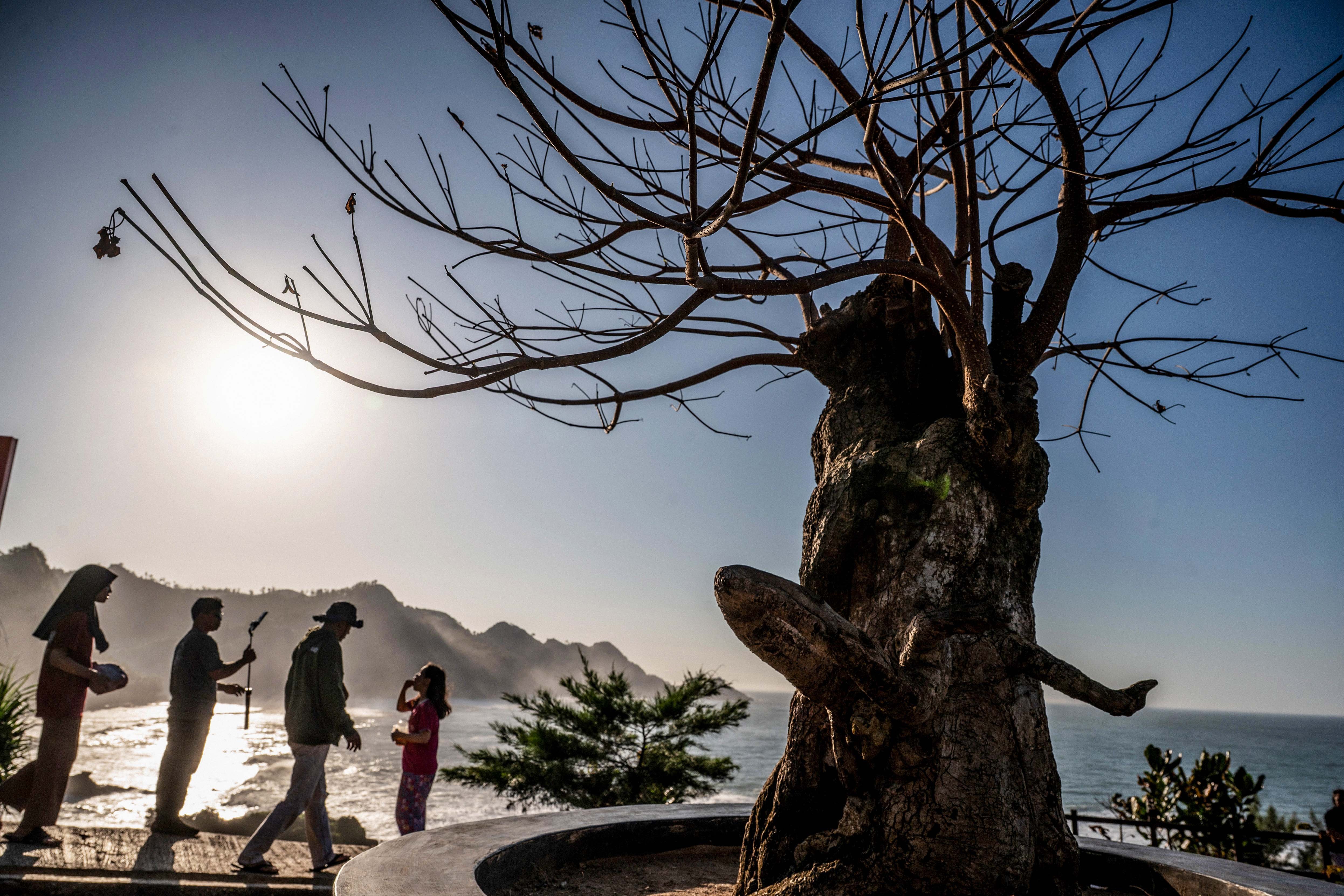 Wisatawan berkunjung di kawasan Geosite Pantai Menganti, Desa Karangduwur, Kecamatan Ayah, Kabupaten Kebumen, Jawa Tengah.